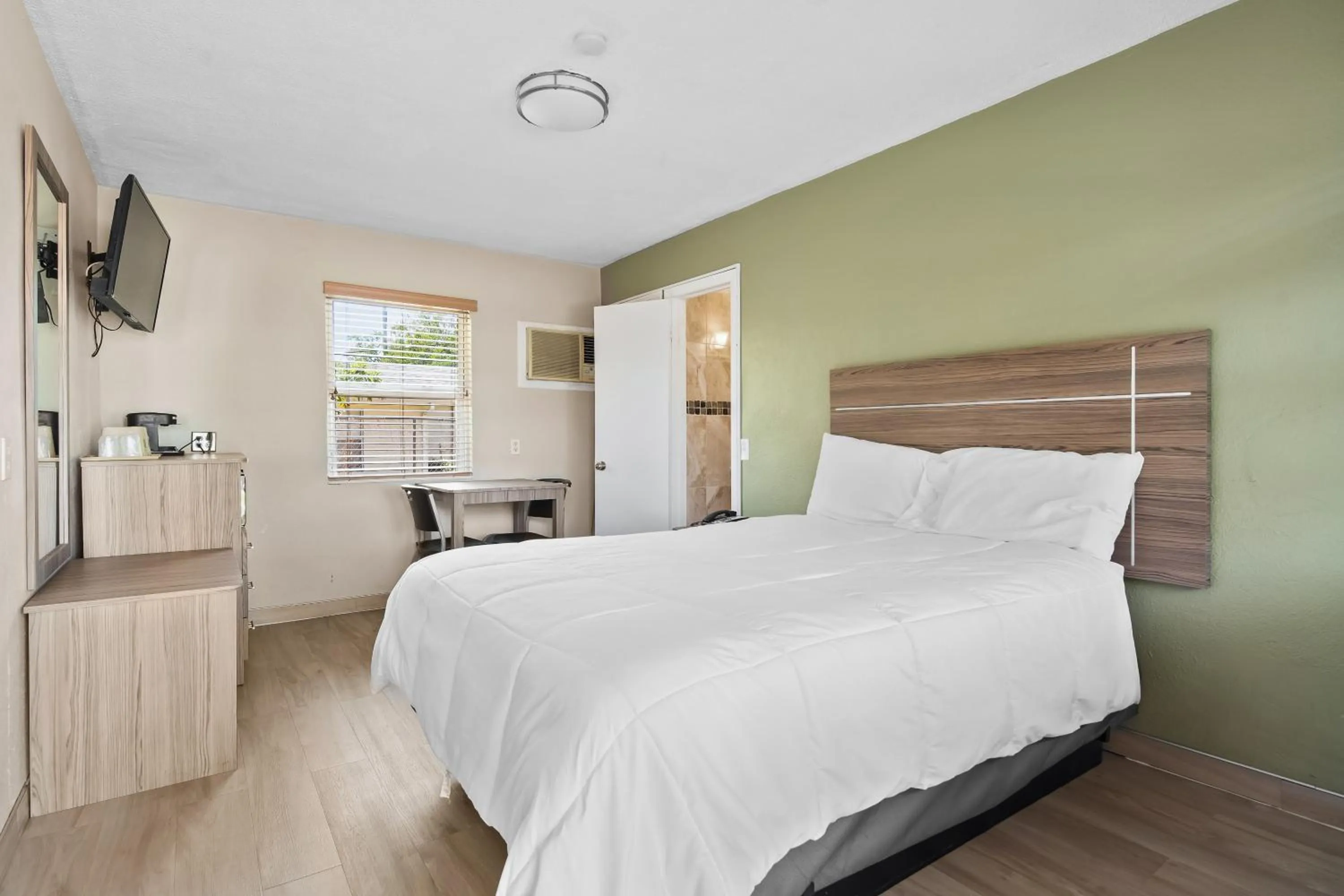 Photo of the whole room, Bed in Tamiami Motel