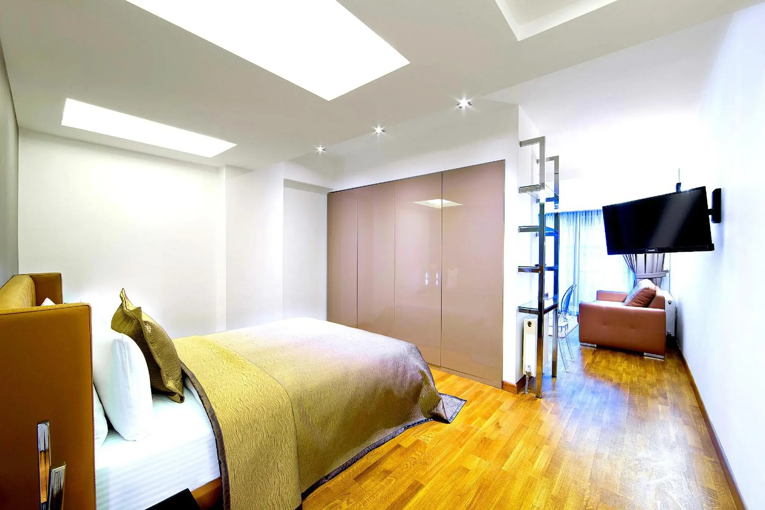 TV and multimedia, Bed in The Place Suit & Apartments TV and multimedia, Bed in The Place Suit & Apartments