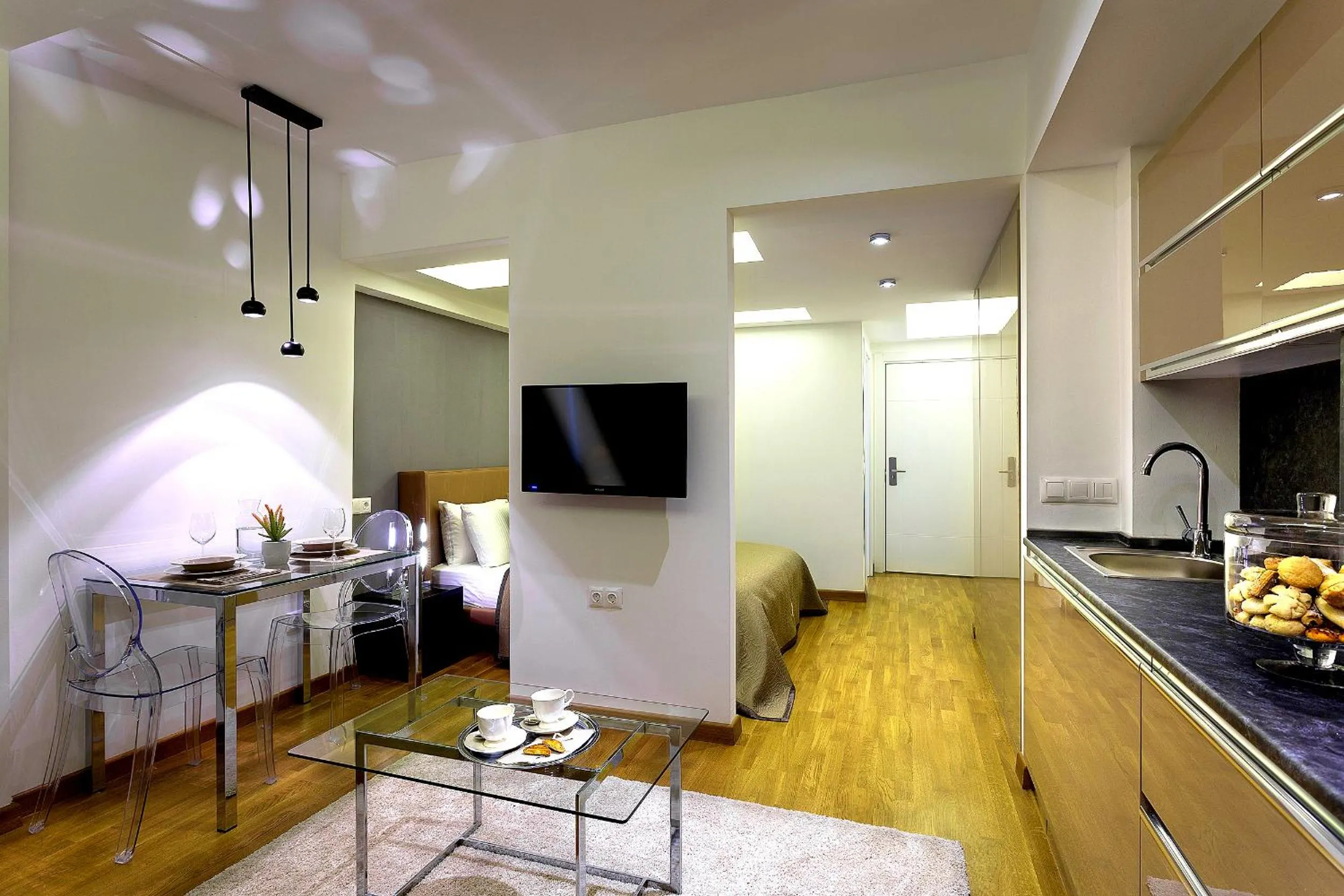 TV and multimedia in The Place Suit & Apartments