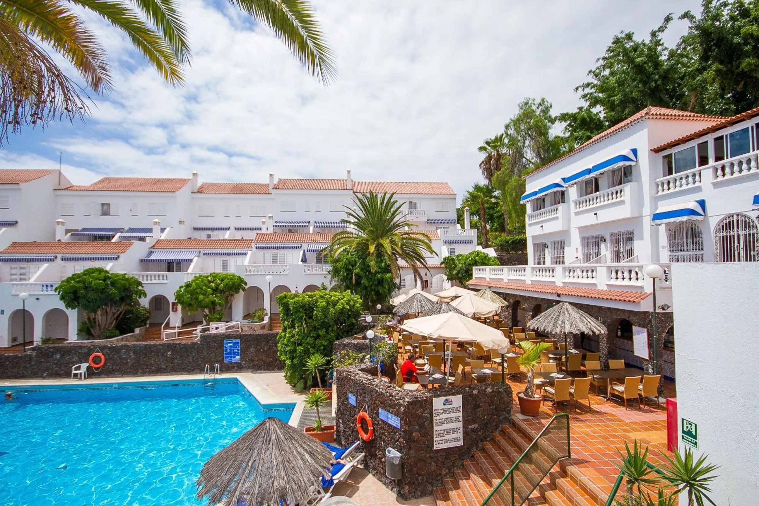 Swimming pool in Ona Los Claveles