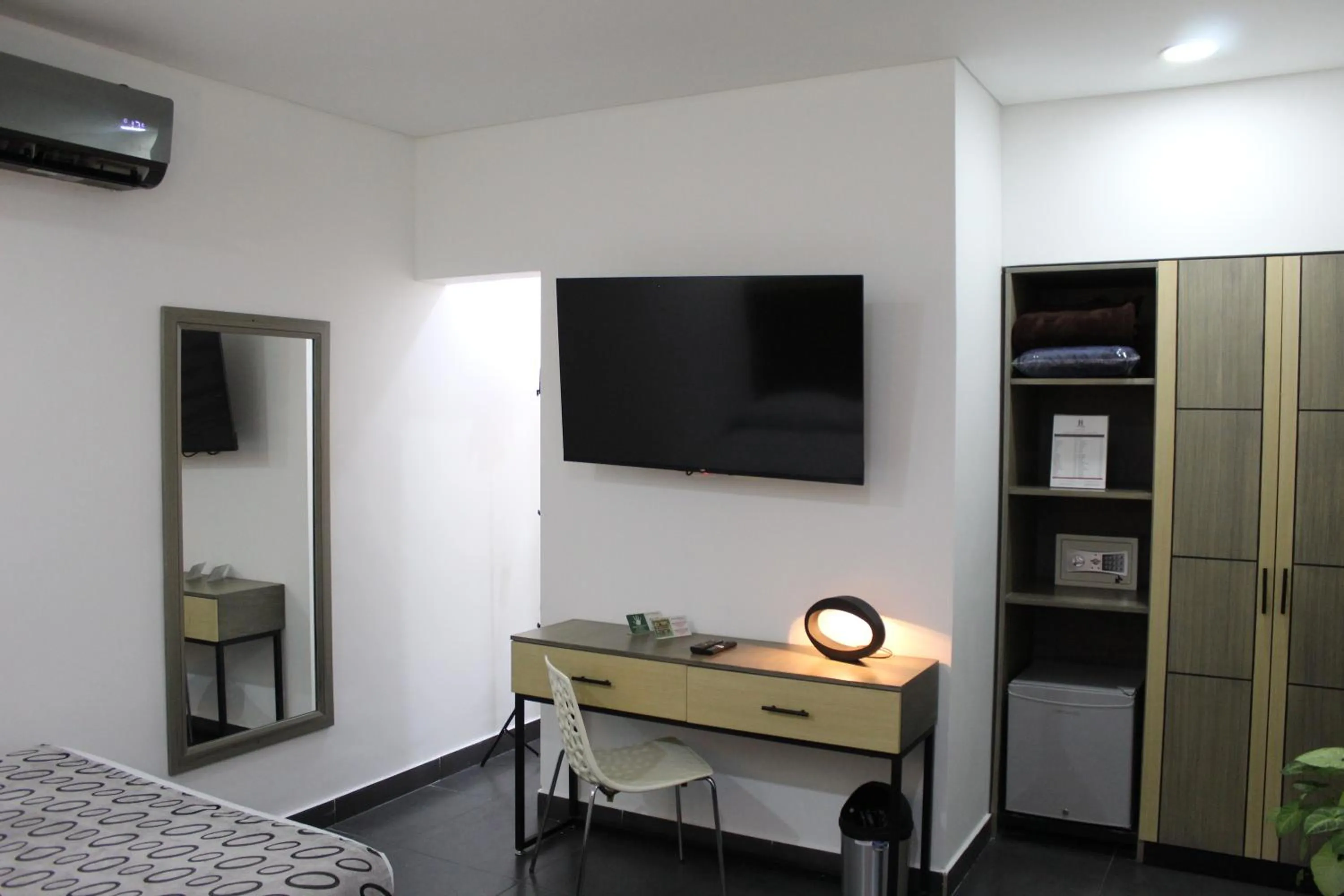 TV and multimedia in Hotel Merlott Lleras