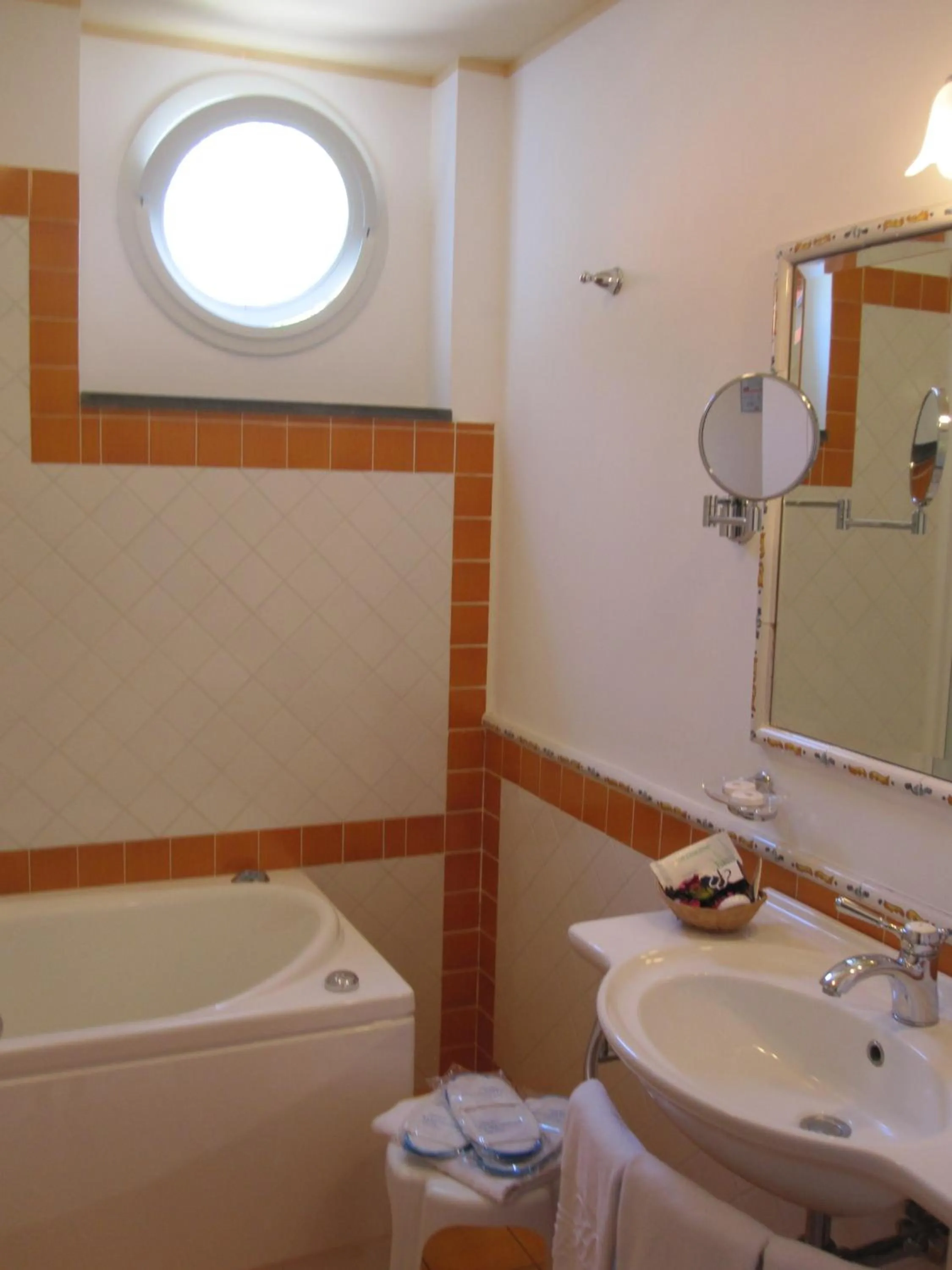 Hot Tub in Hotel Bougainville