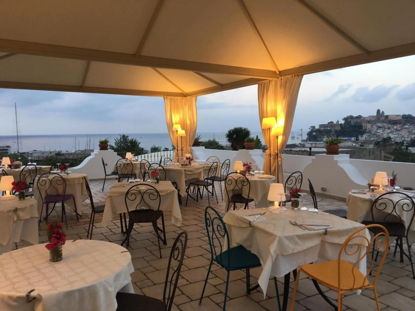 Restaurant/places to eat in Hotel Bougainville