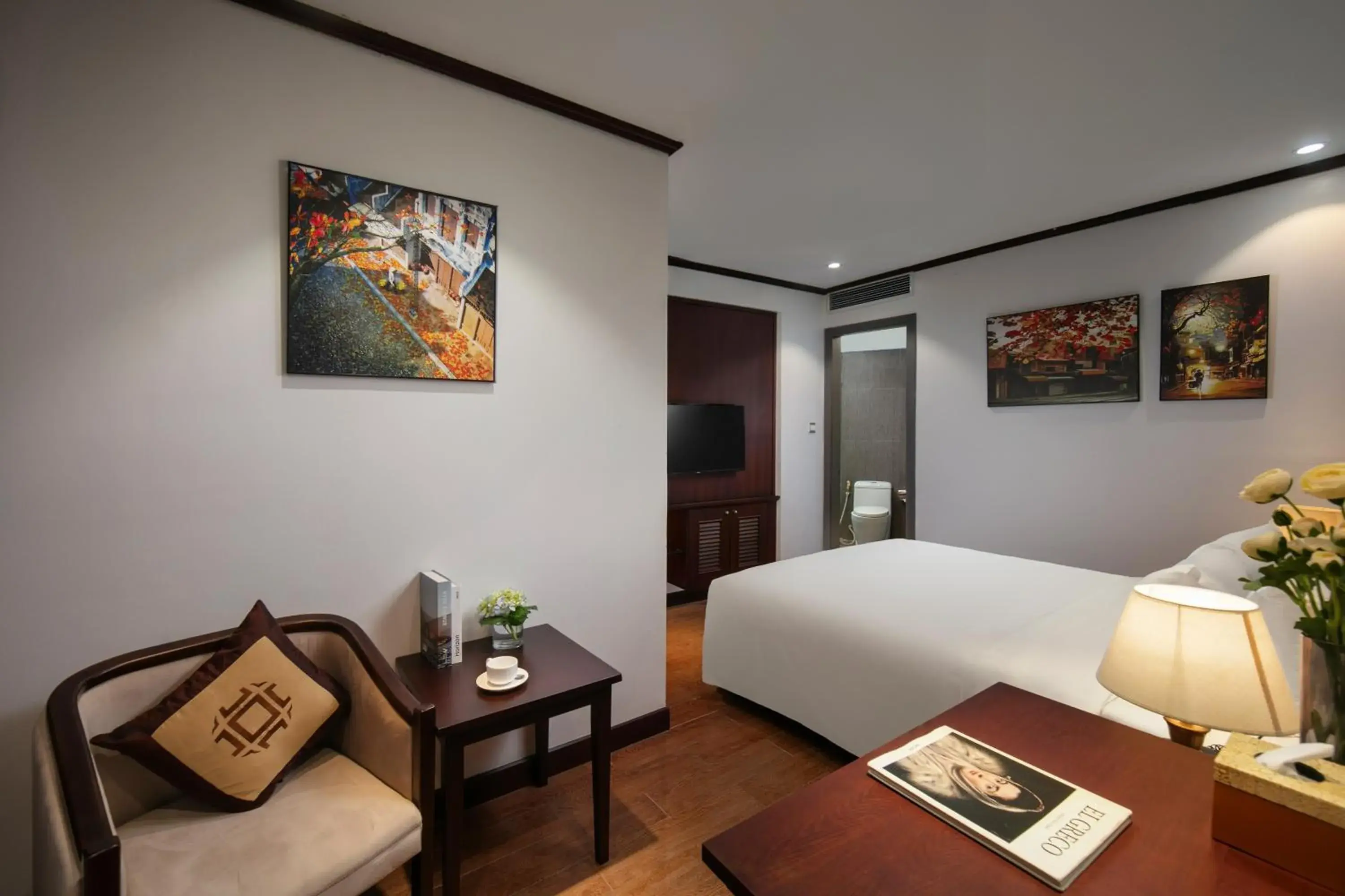 room service, Bed in MAY DE VILLE Corner Hotel room service, Bed in MAY DE VILLE Corner Hotel