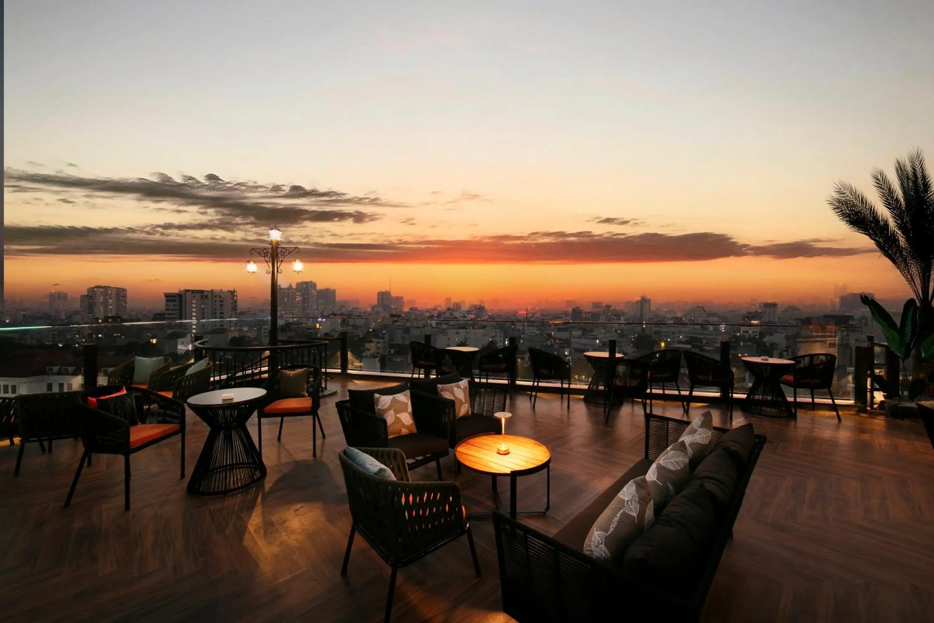 Lounge or bar in MAY DE VILLE Corner Hotel Lounge or bar in MAY DE VILLE Corner Hotel