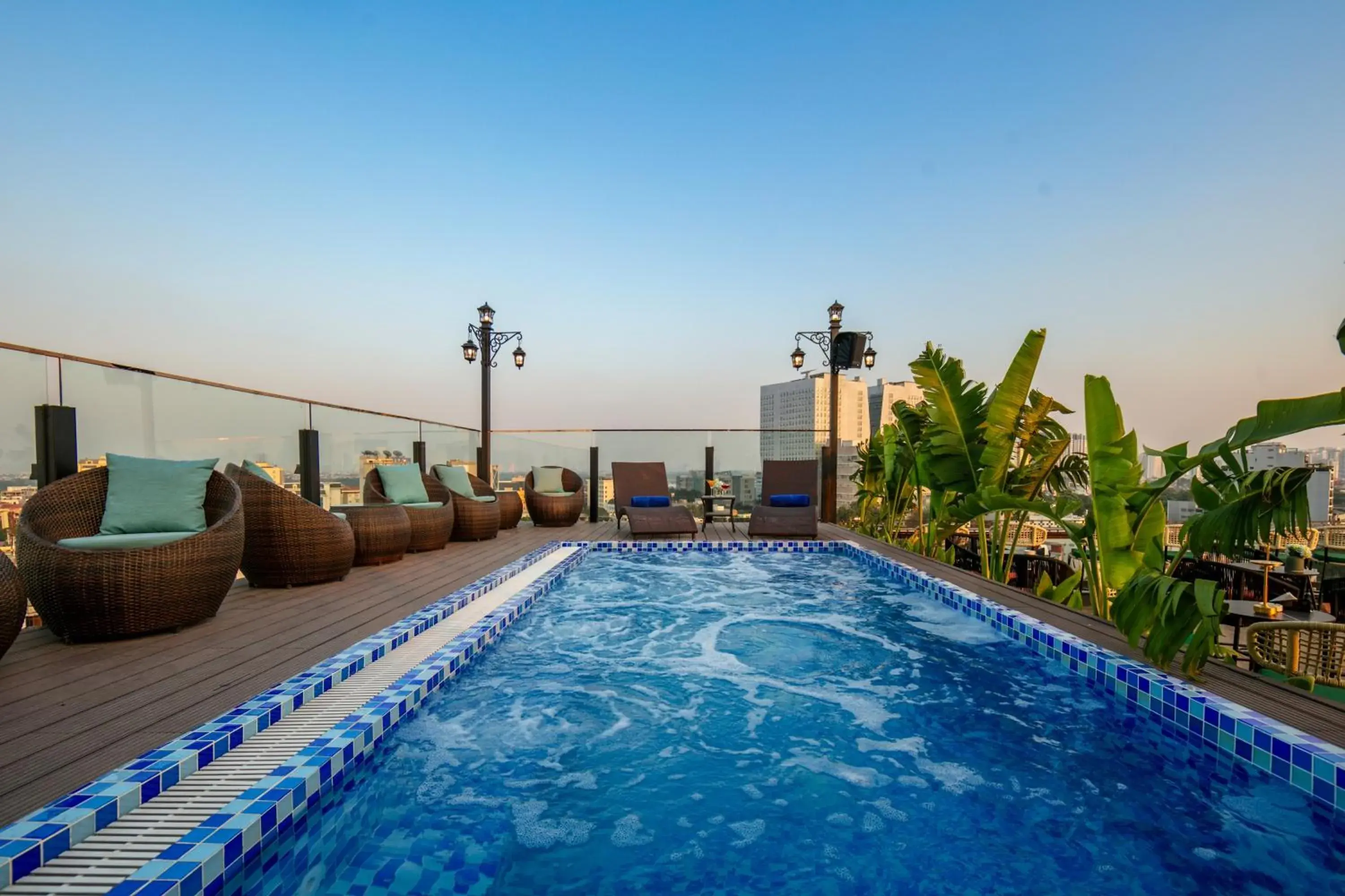 Pool view in MAY DE VILLE Corner Hotel Pool view in MAY DE VILLE Corner Hotel