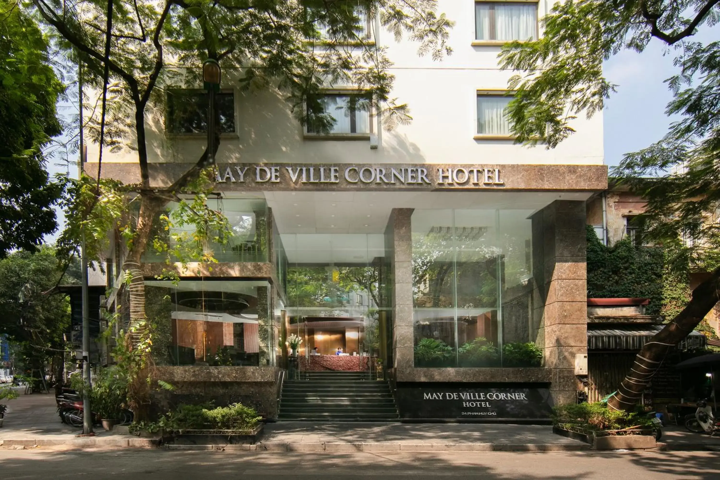 Property building in MAY DE VILLE Corner Hotel Property building in MAY DE VILLE Corner Hotel