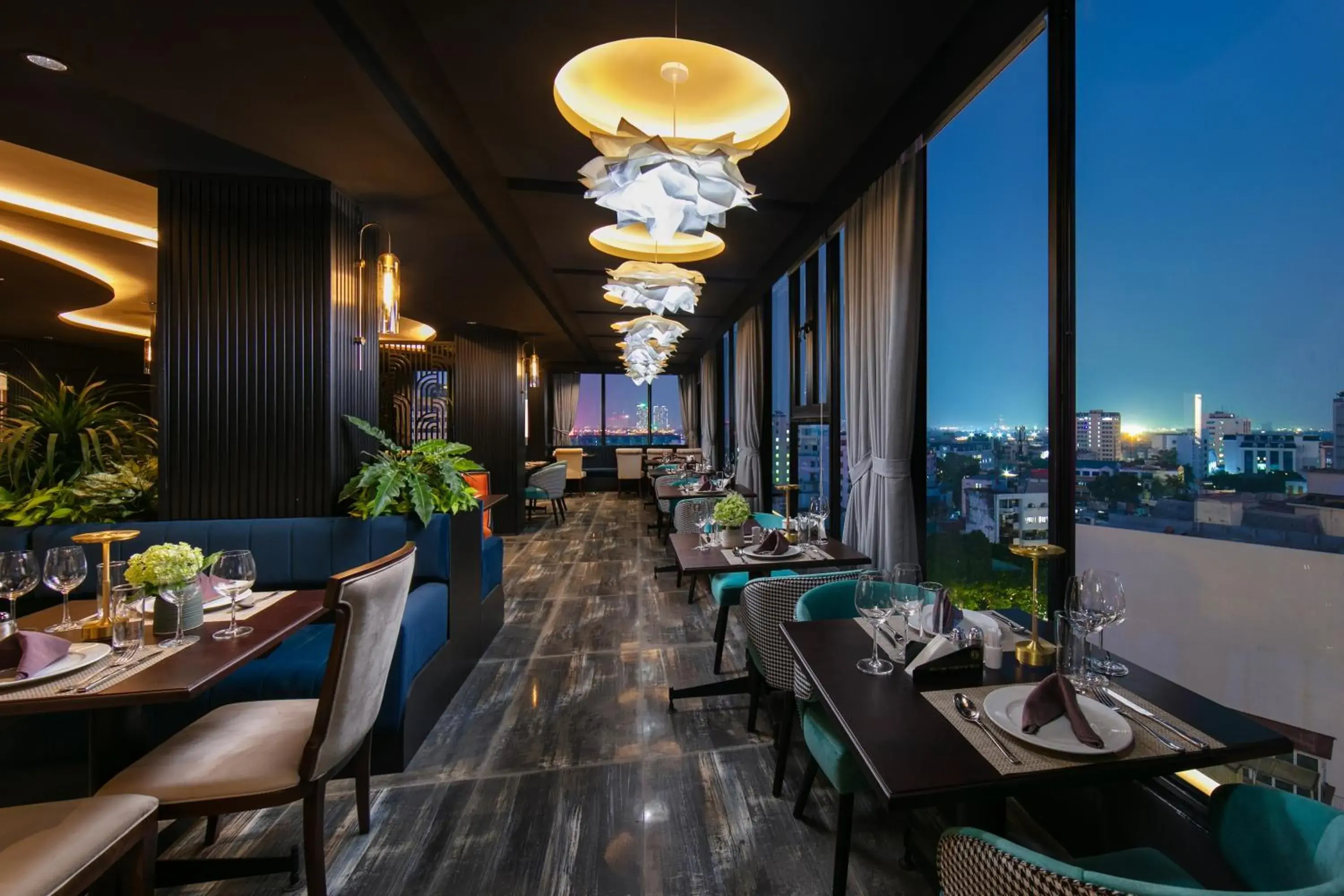 Restaurant/places to eat in MAY DE VILLE Corner Hotel Restaurant/places to eat in MAY DE VILLE Corner Hotel