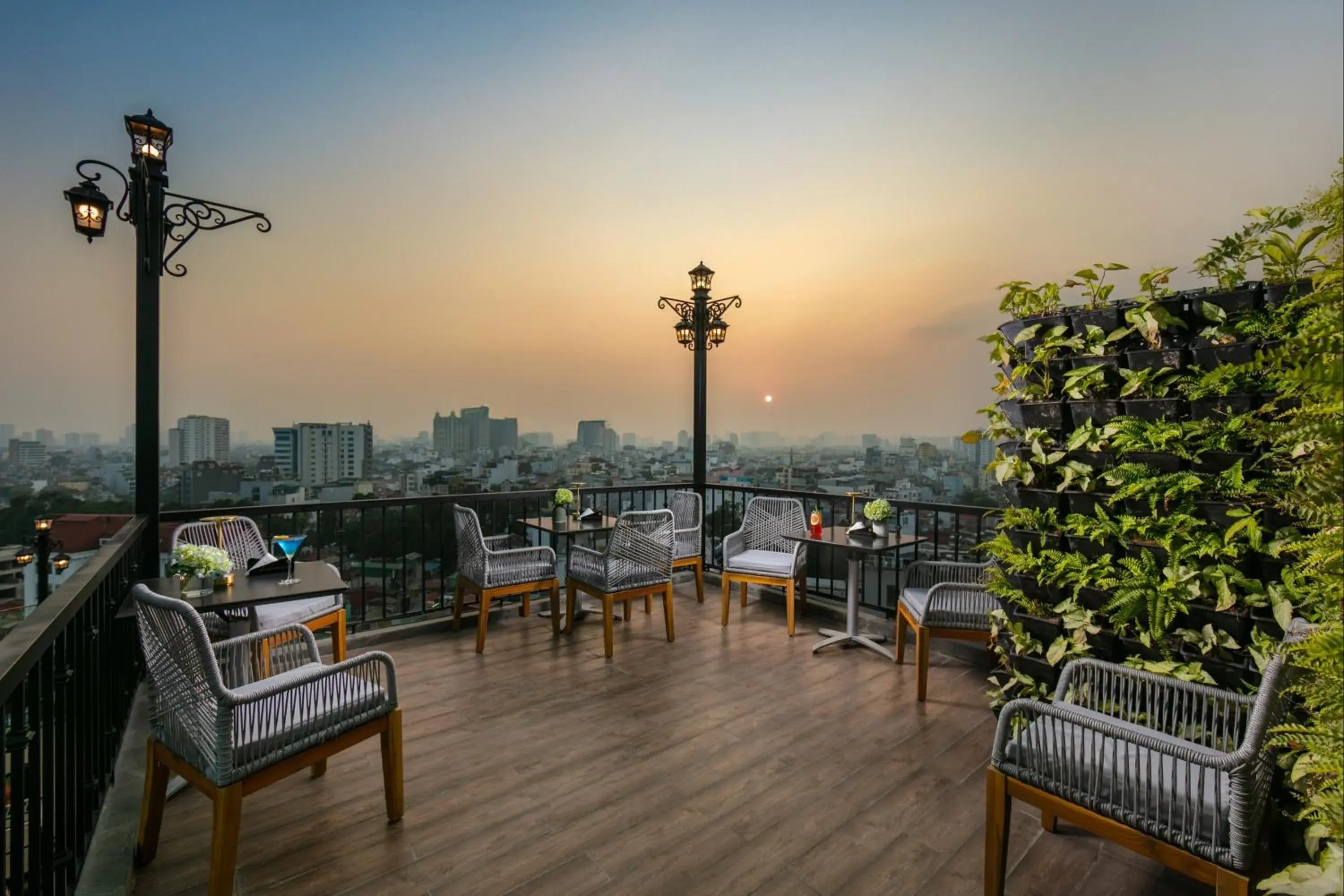 Lounge or bar in MAY DE VILLE Corner Hotel Lounge or bar in MAY DE VILLE Corner Hotel