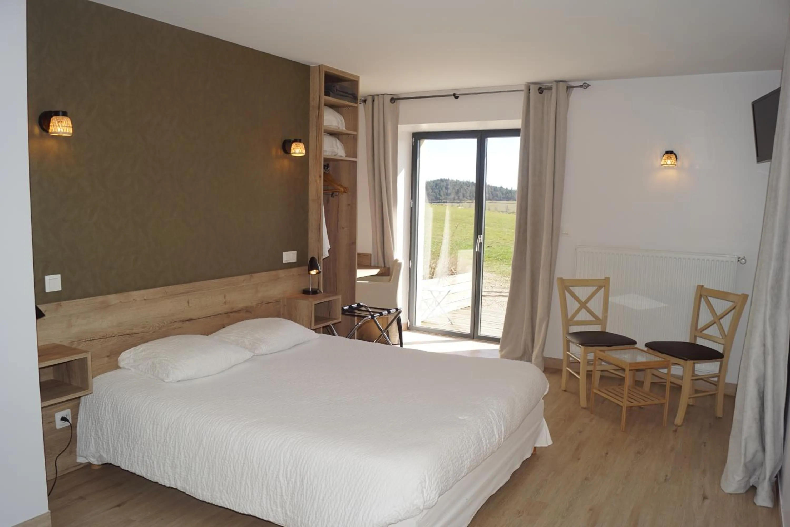 Photo of the whole room, Bed in Auberge des Myrtilles