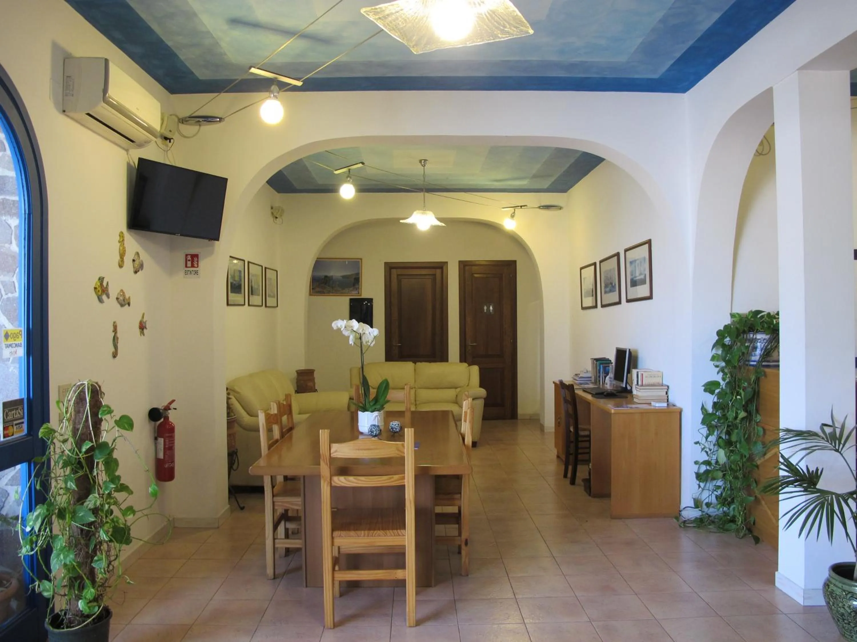 Communal lounge/ TV room in Hotel Residence La Villetta