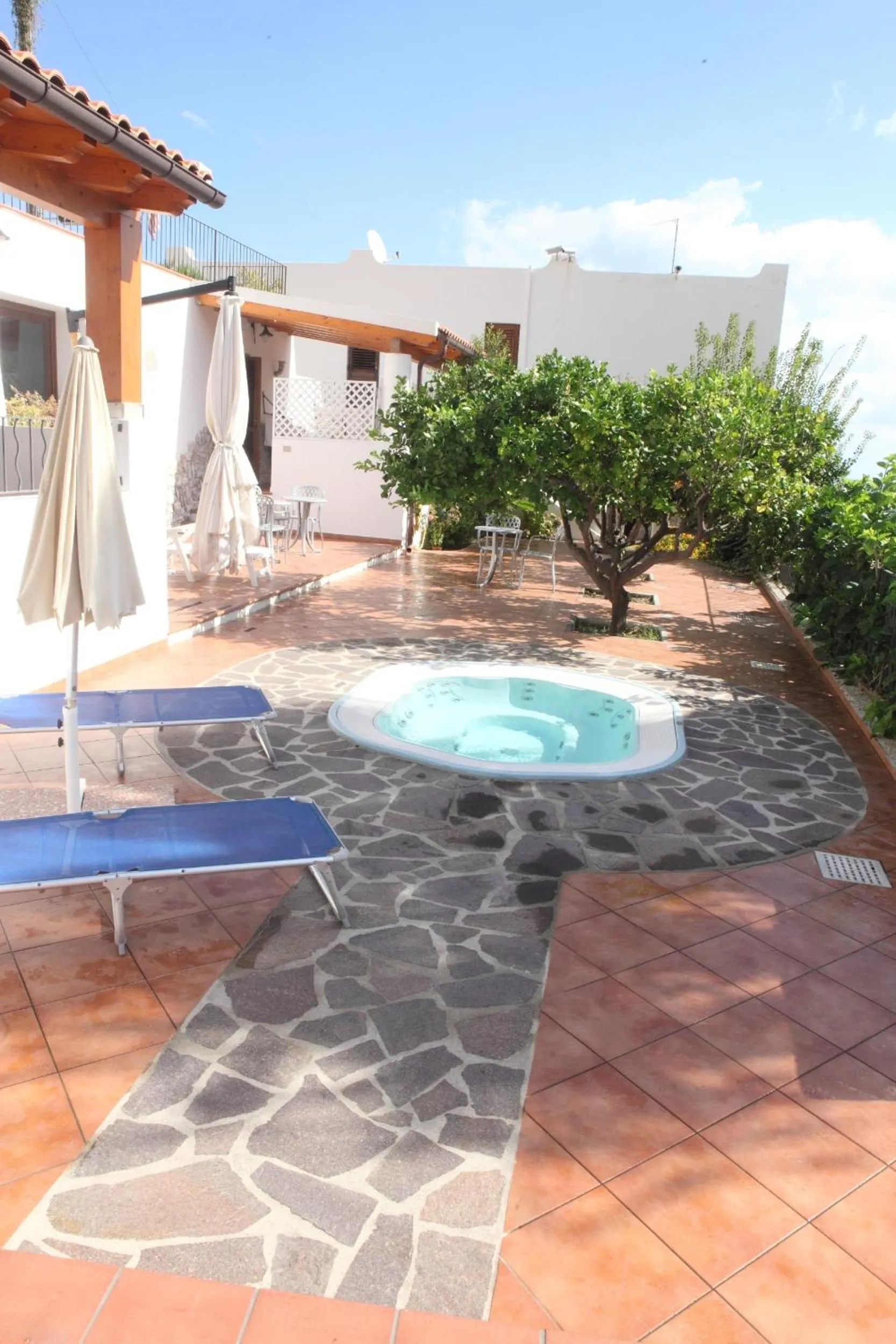 Hot Tub in Hotel Residence La Villetta