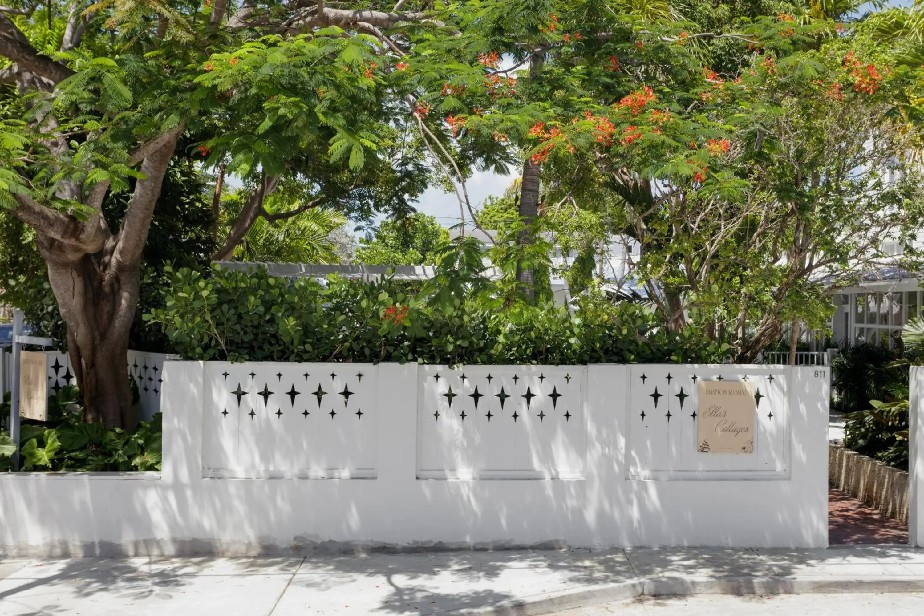Facade/entrance in Ella's Cottages - Key West Historic Inns Facade/entrance in Ella's Cottages - Key West Historic Inns
