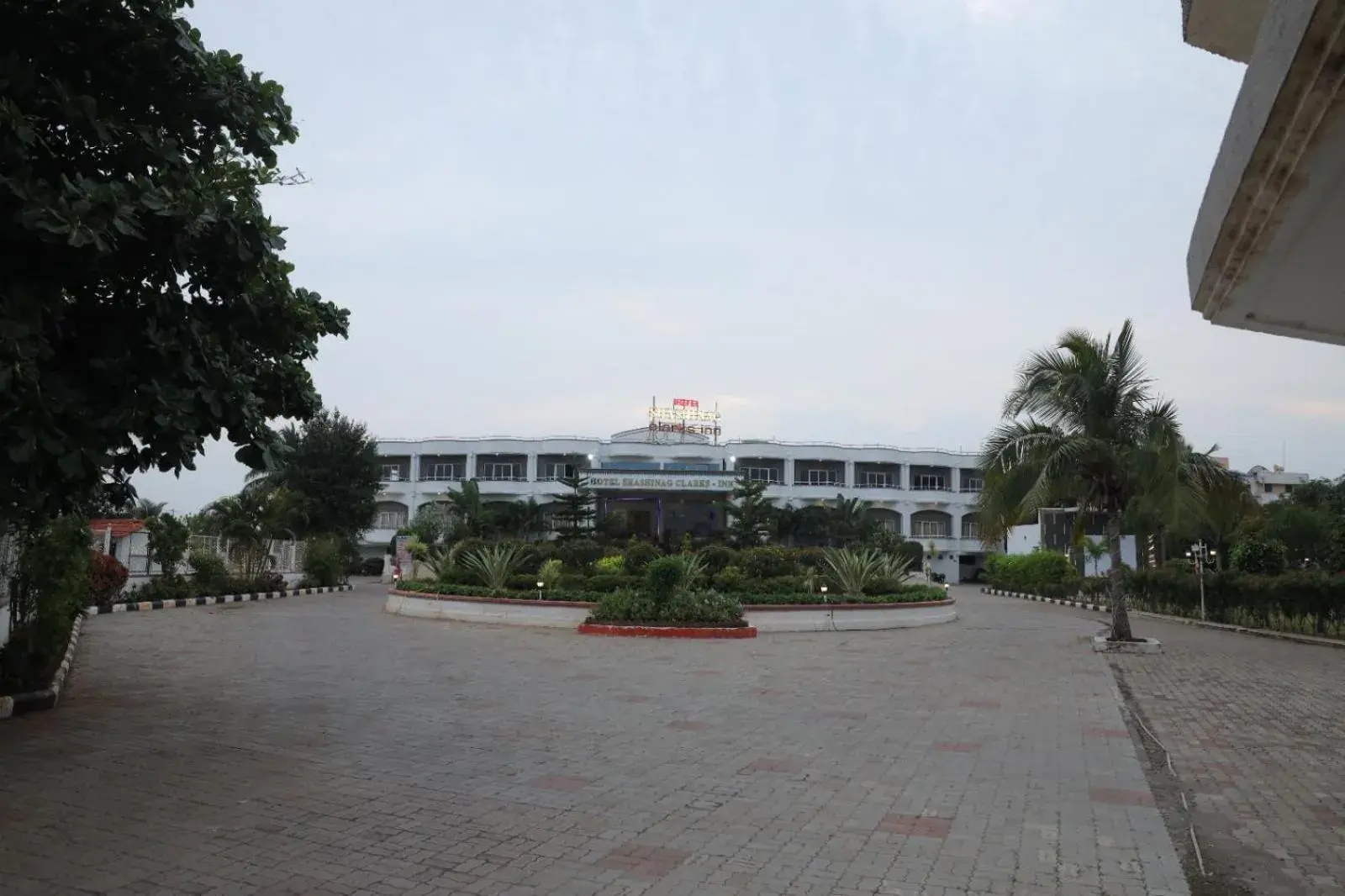 Facade/entrance in Hotel Shashinag Residency Facade/entrance in Hotel Shashinag Residency