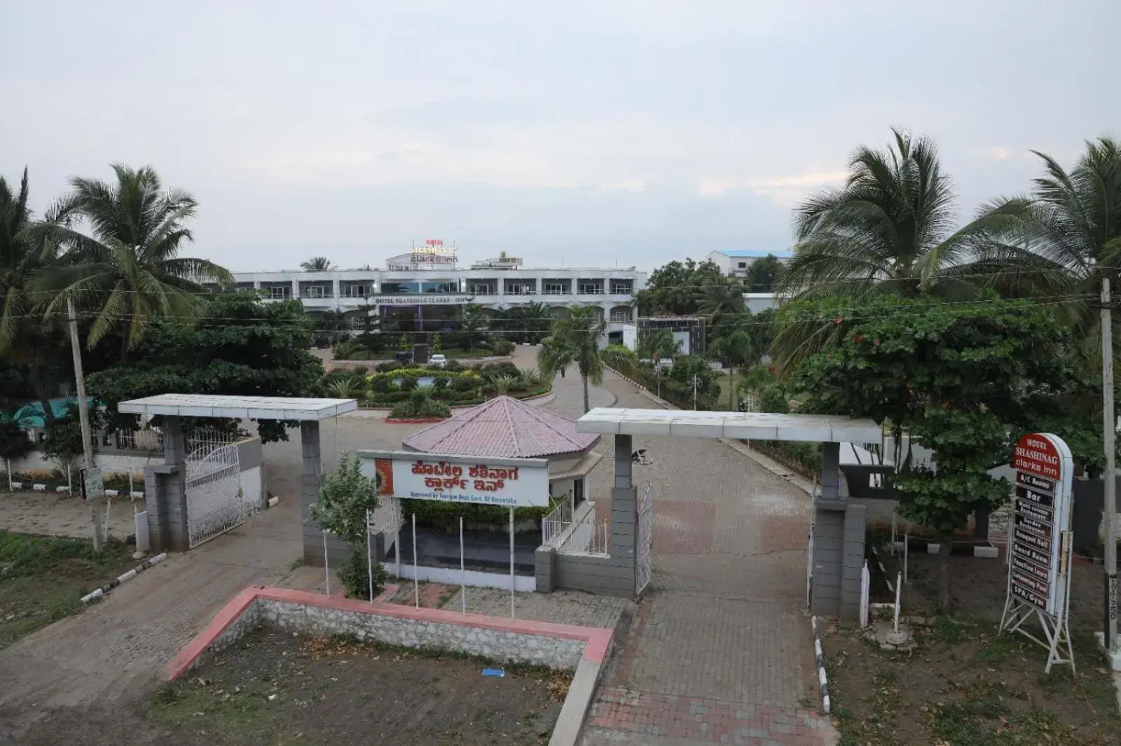 Property building in Hotel Shashinag Residency Property building in Hotel Shashinag Residency