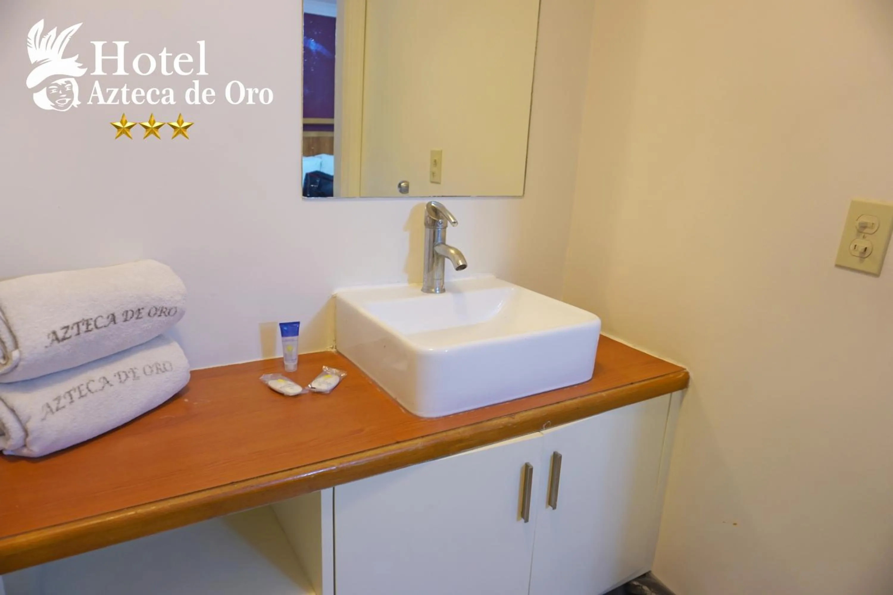 Bathroom in Hotel Azteca de Oro Mexicali