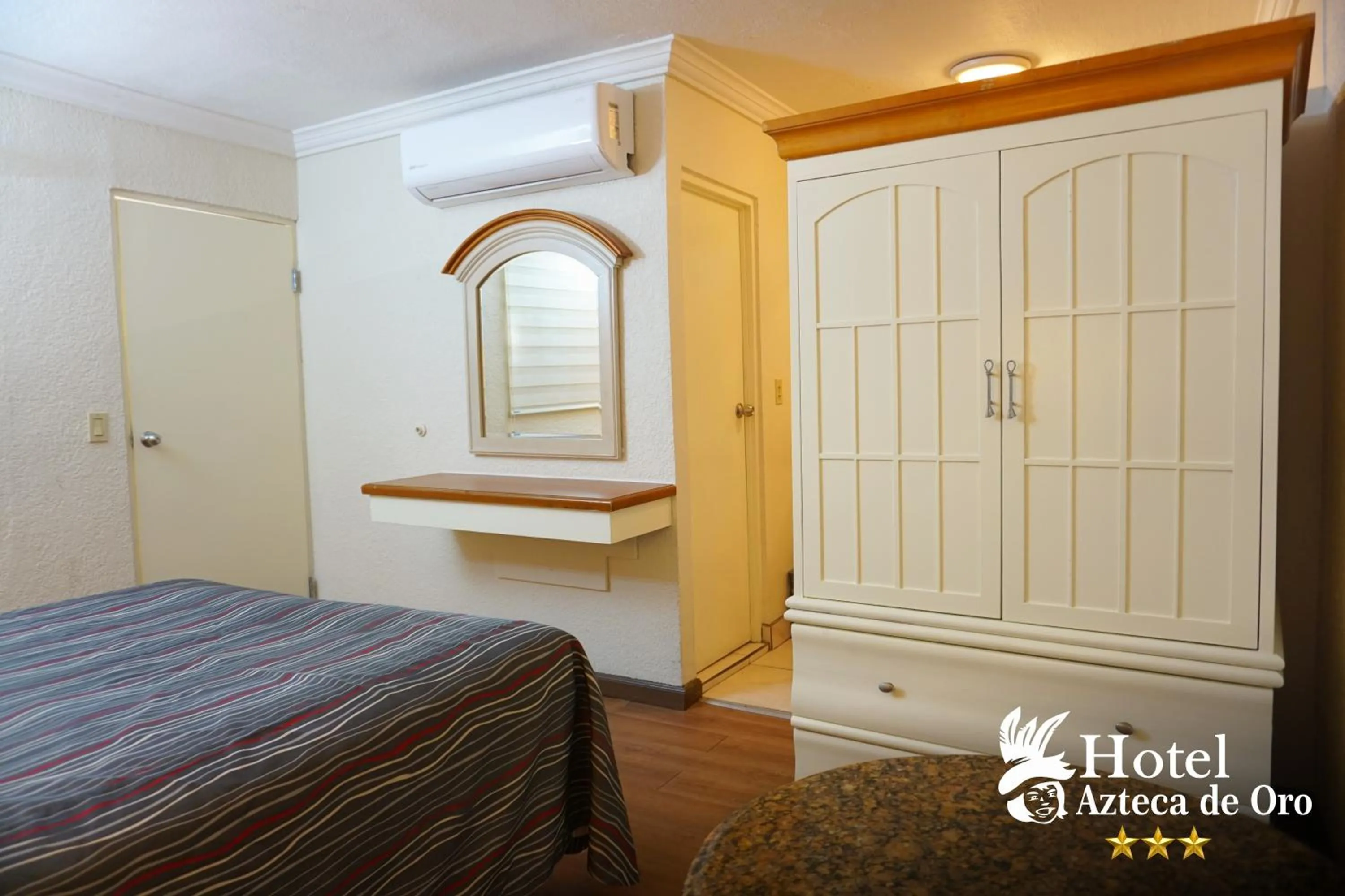 Photo of the whole room, Bed in Hotel Azteca de Oro Mexicali