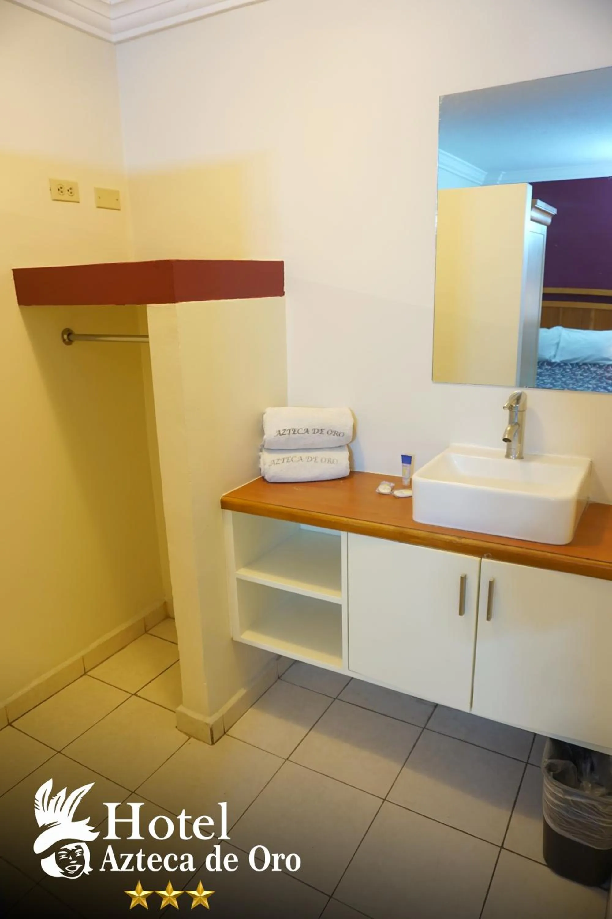 Bathroom in Hotel Azteca de Oro Mexicali