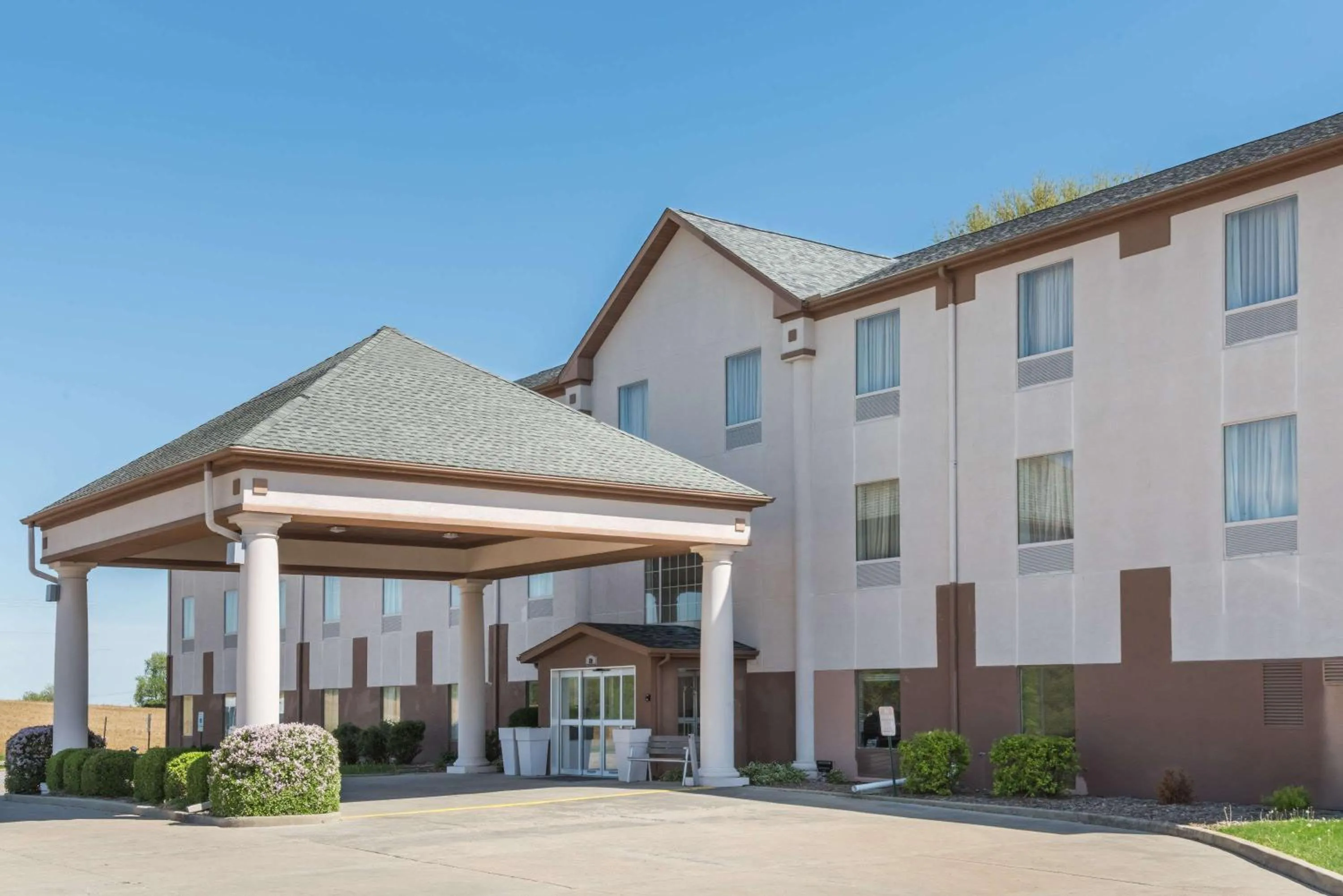 Property building in Seasons Inn & Suites Highland