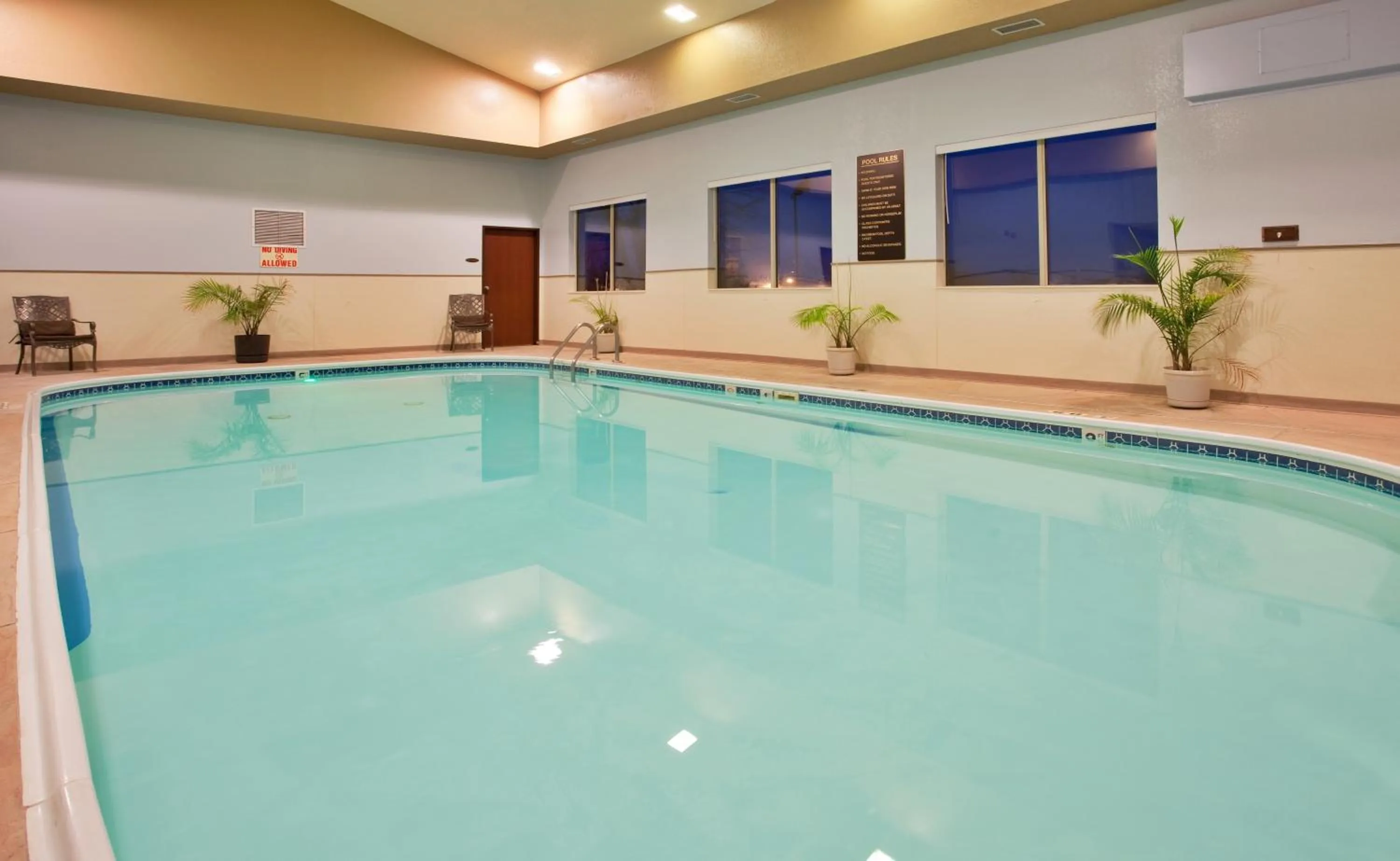 Swimming pool in Seasons Inn & Suites Highland