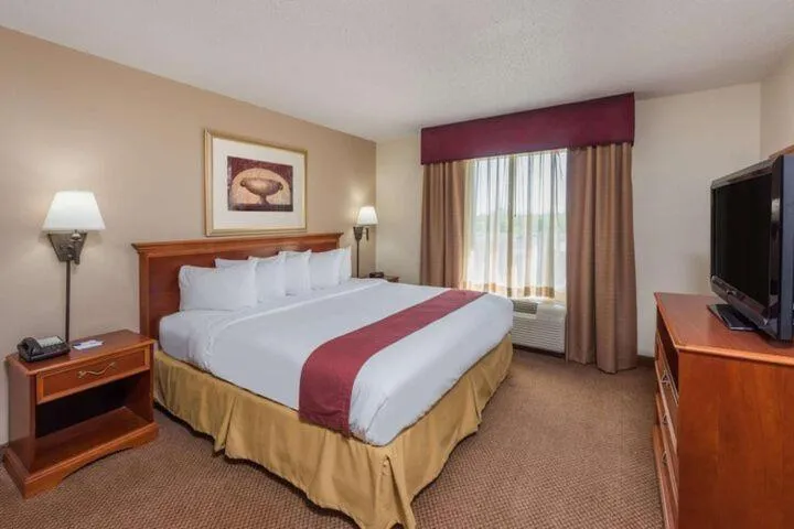 Bed in Seasons Inn & Suites Highland