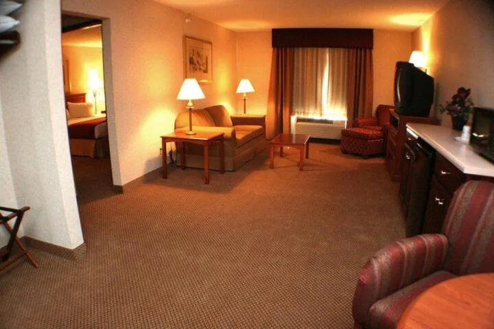 TV and multimedia in Seasons Inn & Suites Highland