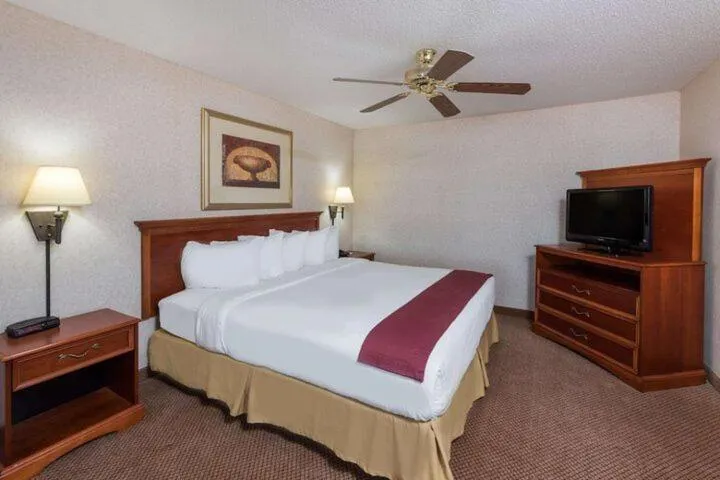Bed in Seasons Inn & Suites Highland