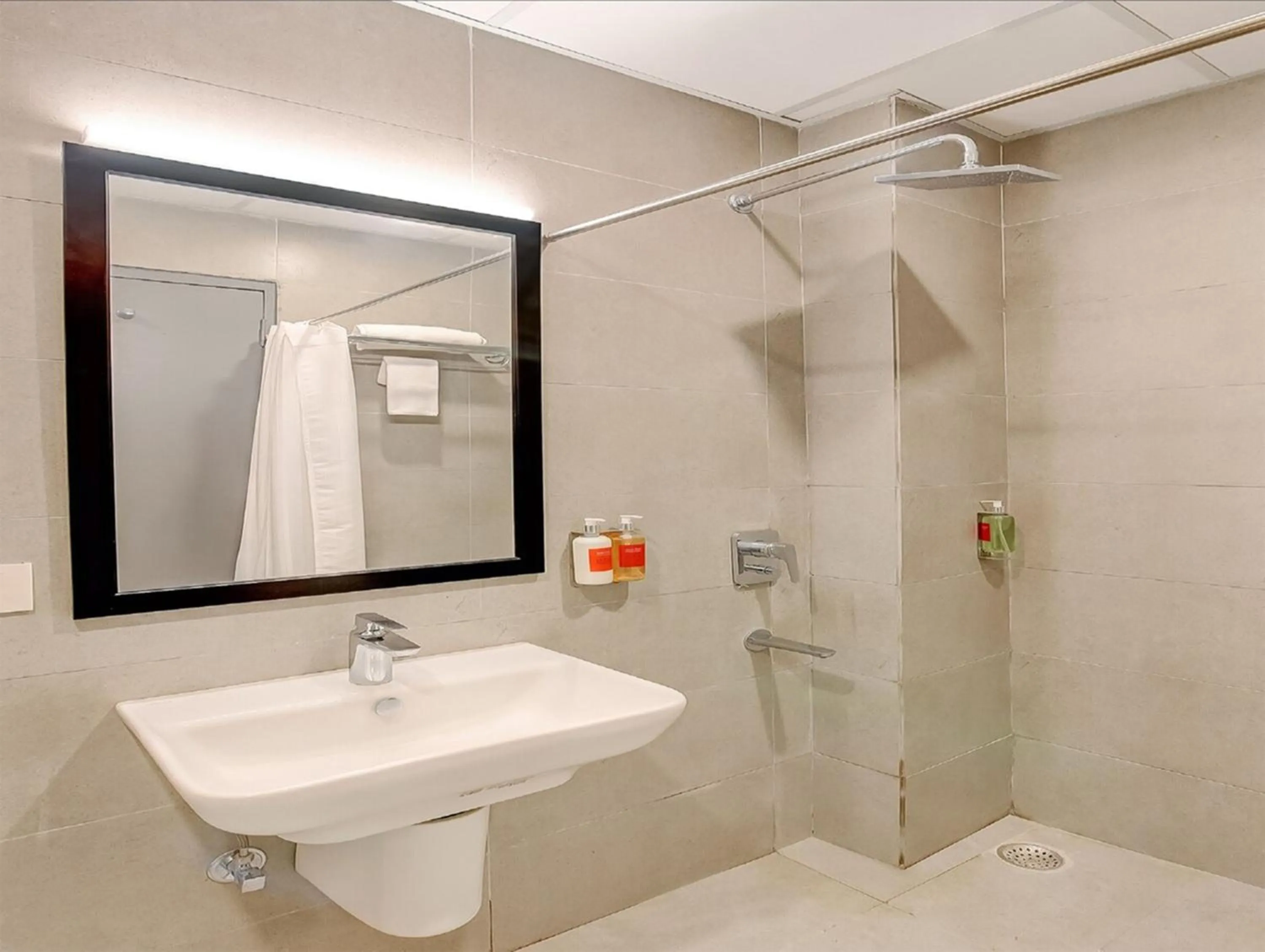 Shower in Hotel Aravali Inn & Banquet Hall