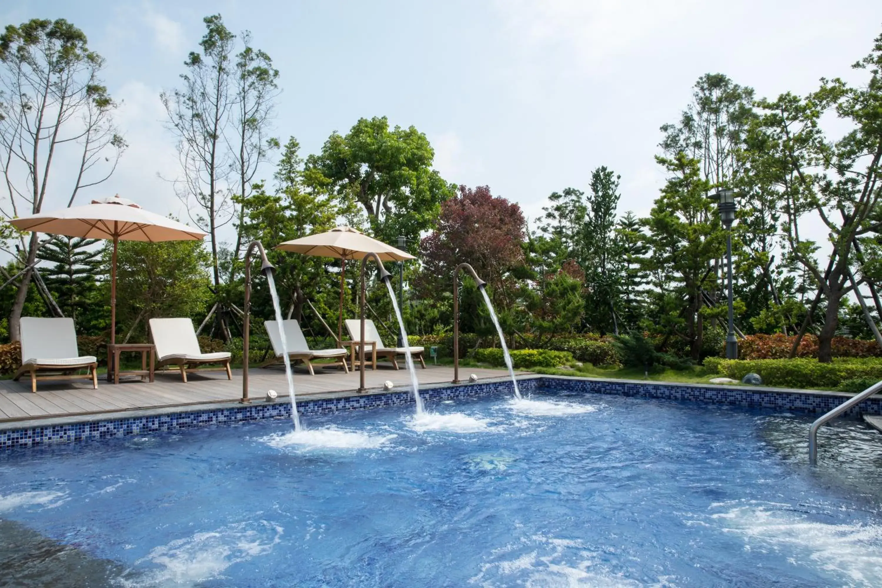 Swimming pool in Golden Lake Hotel Swimming pool in Golden Lake Hotel