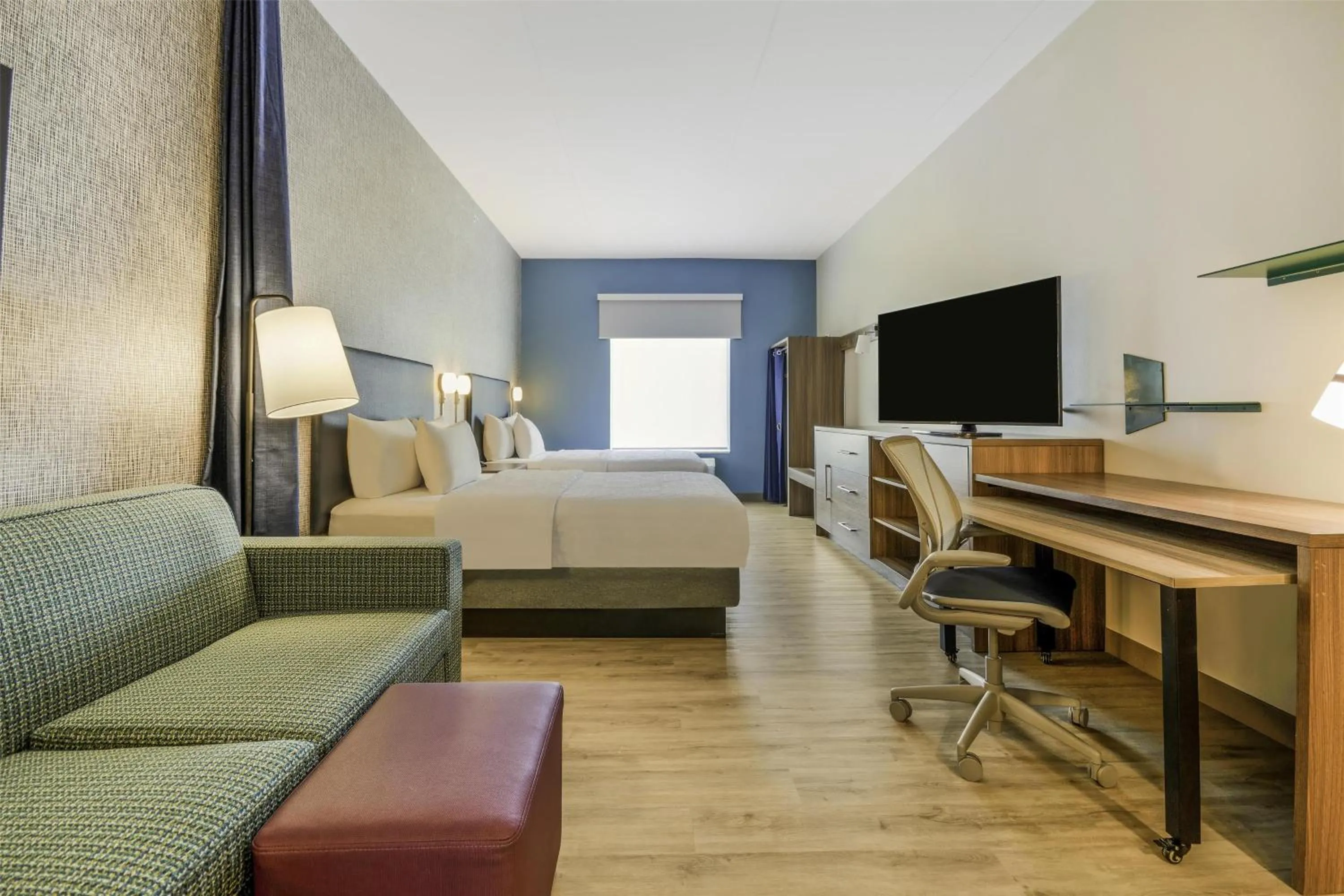 Living room, Bed in Home2 Suites By Hilton Cincinnati Midtown Oakley