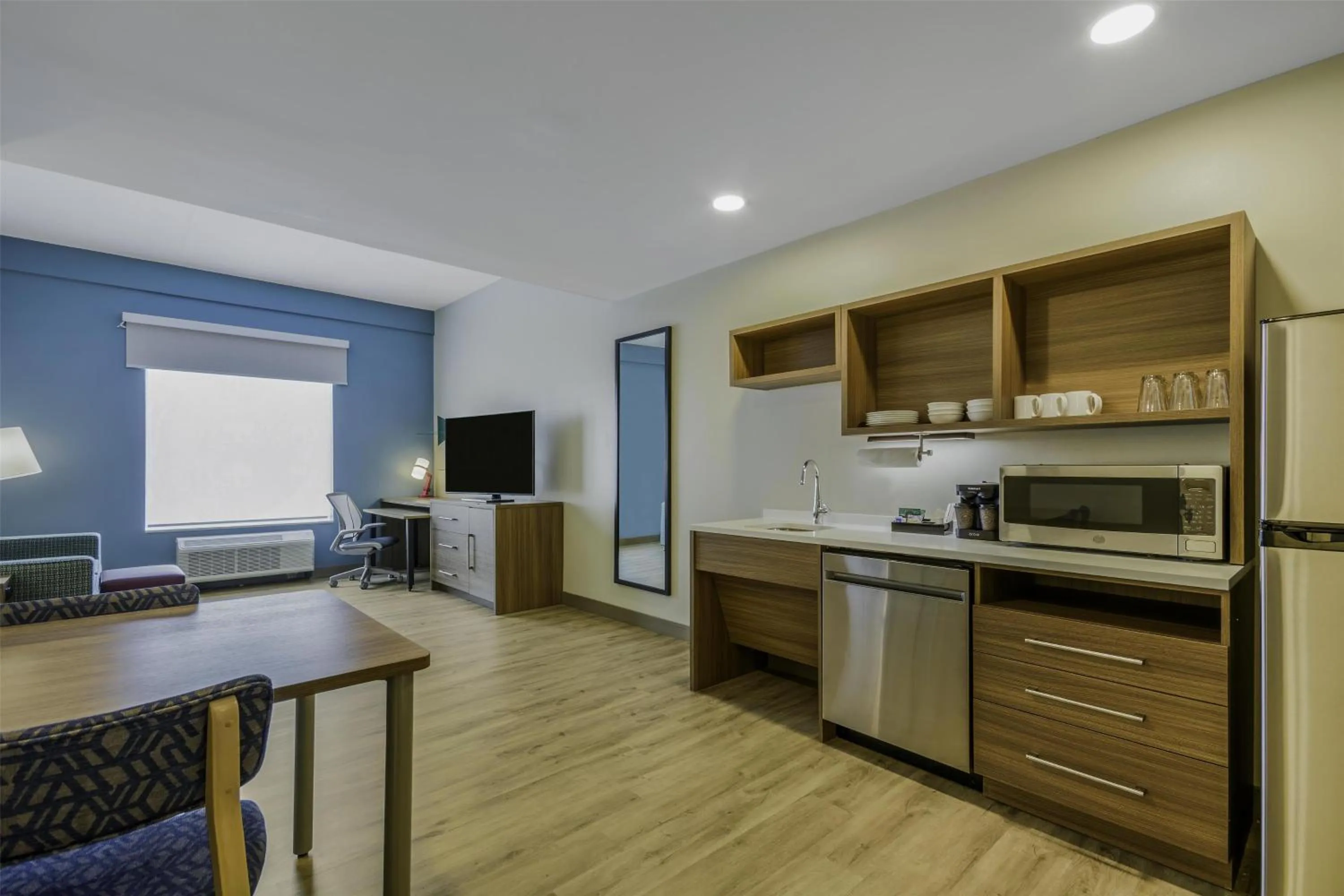 Kitchen or kitchenette in Home2 Suites By Hilton Cincinnati Midtown Oakley