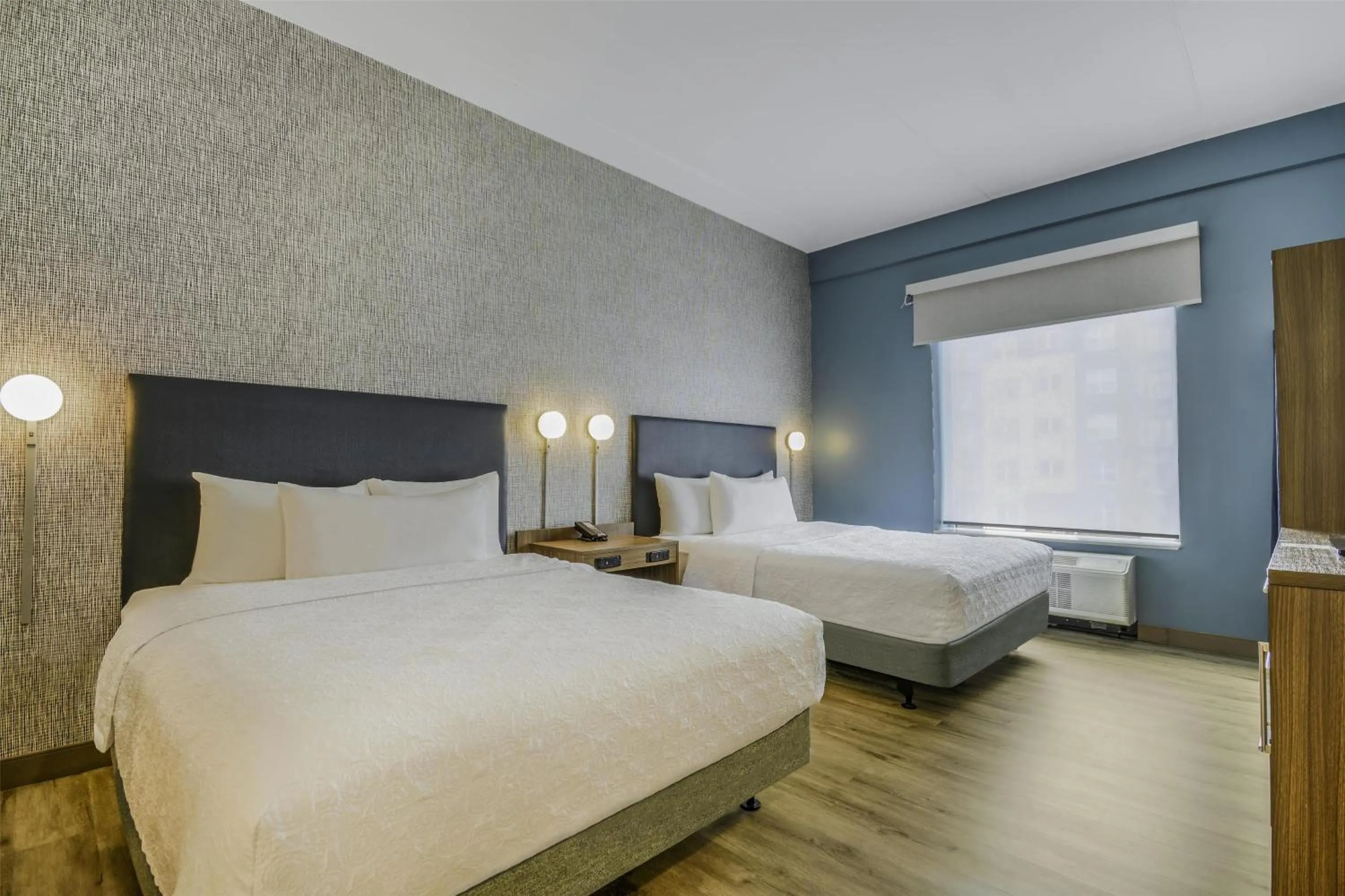 Bed in Home2 Suites By Hilton Cincinnati Midtown Oakley