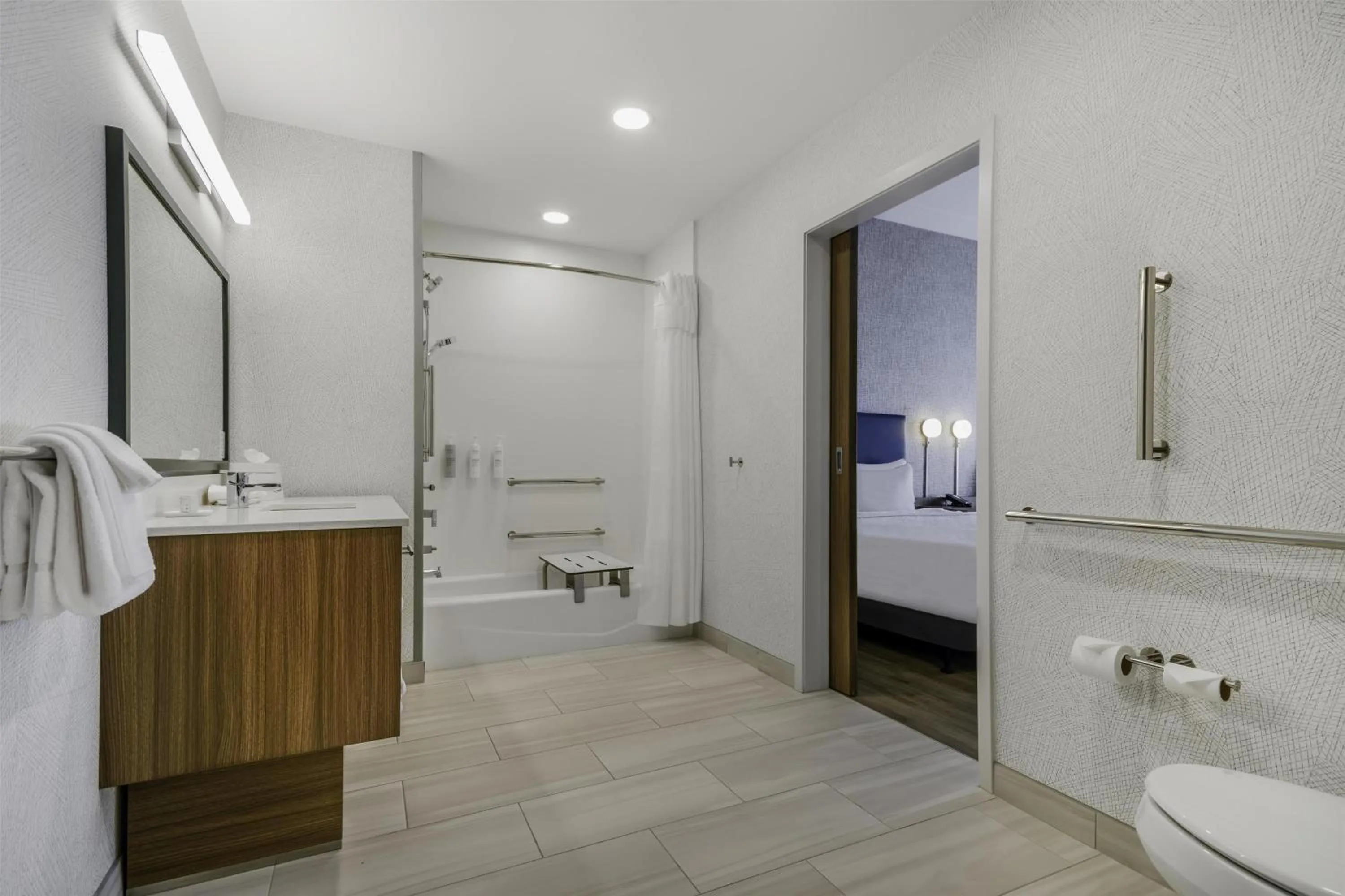 Bathroom in Home2 Suites By Hilton Cincinnati Midtown Oakley