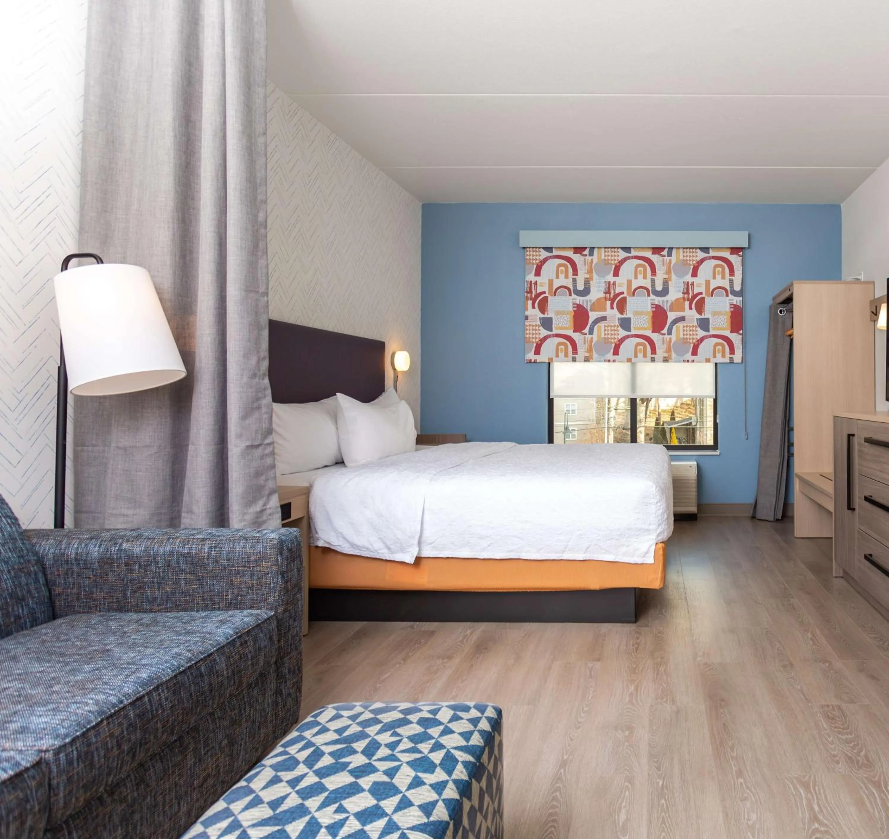 Living room, Bed in Home2 Suites By Hilton Boone