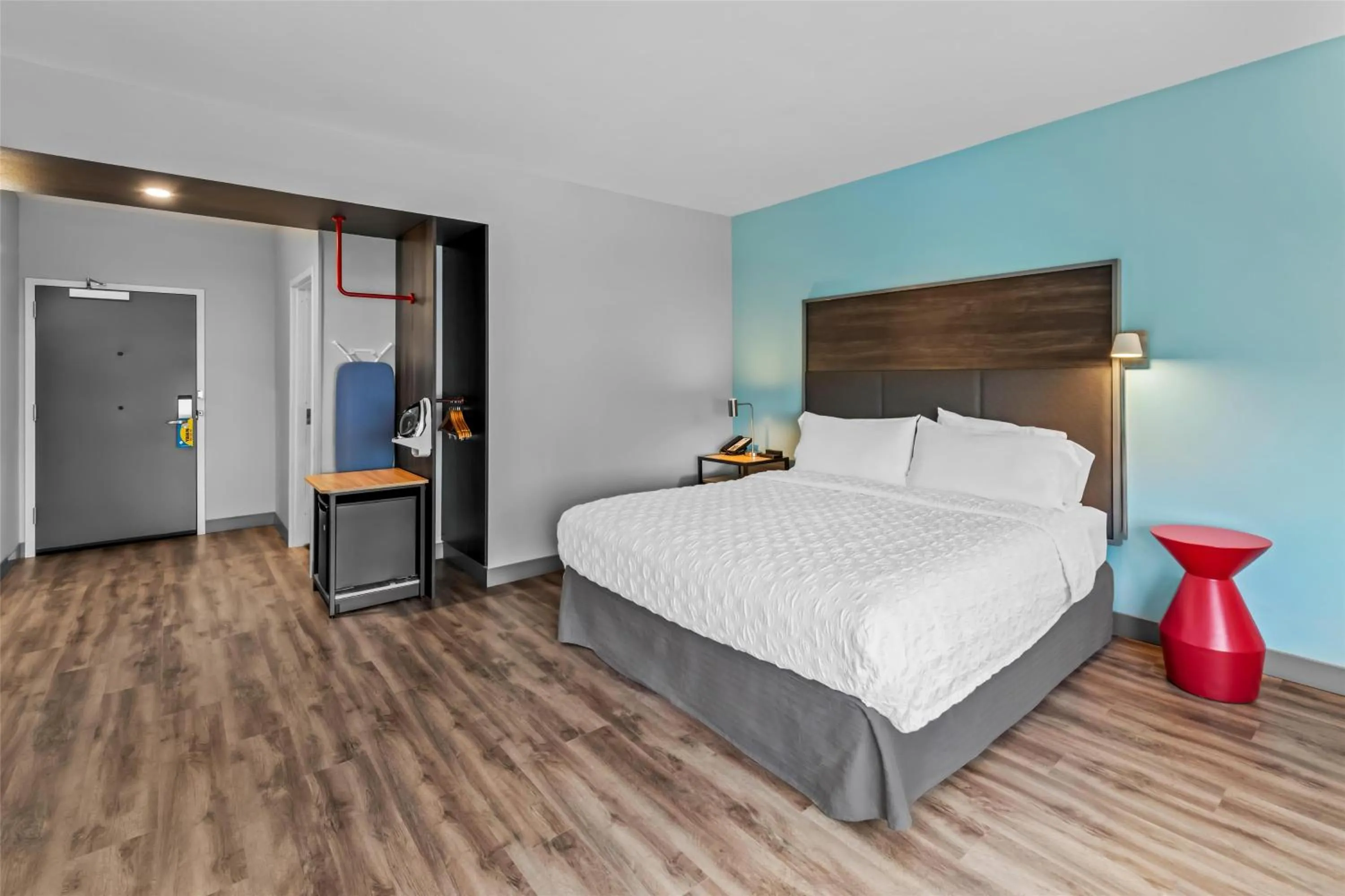 Bed in Tru By Hilton Kansas City Airport