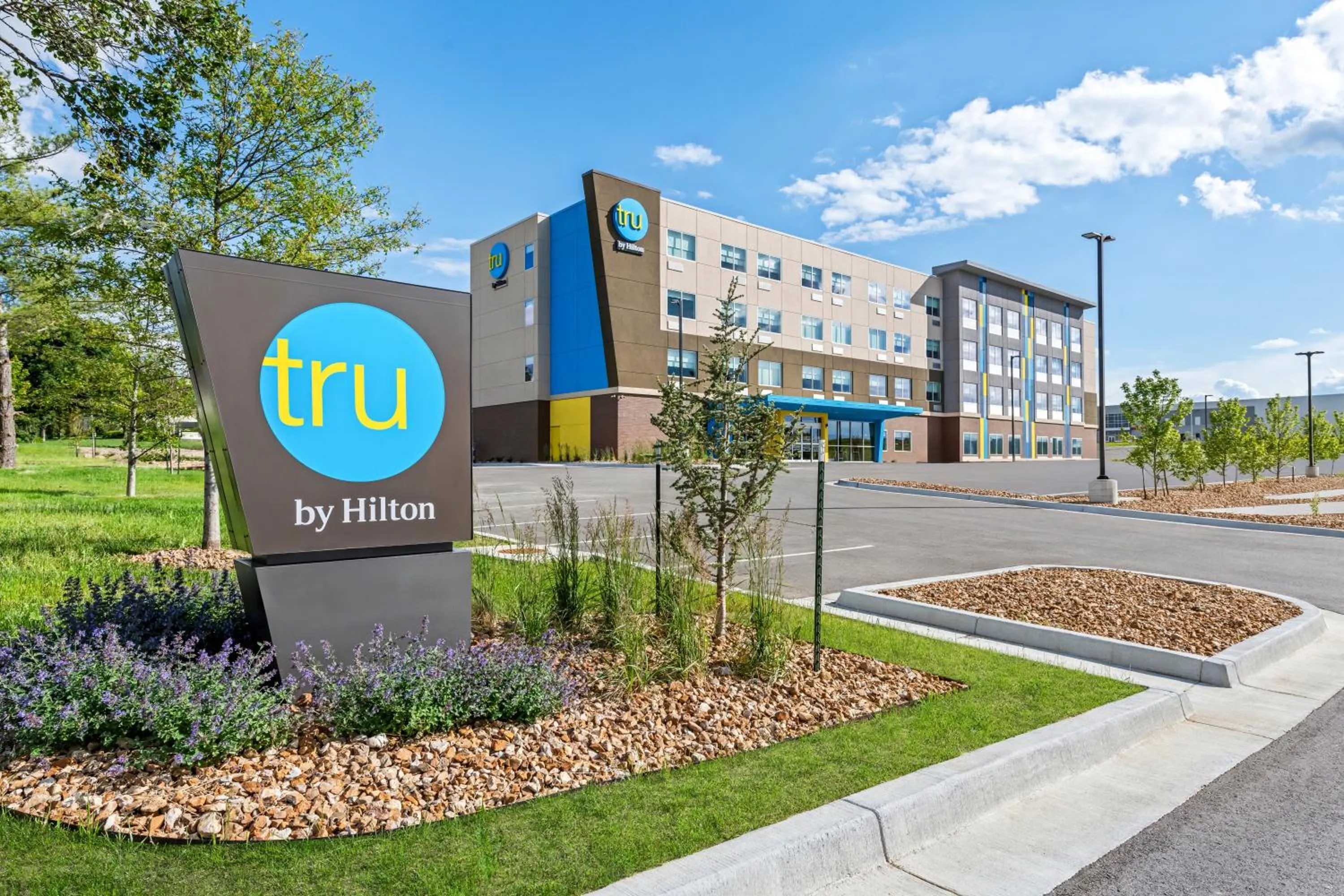 Property building in Tru By Hilton Kansas City Airport