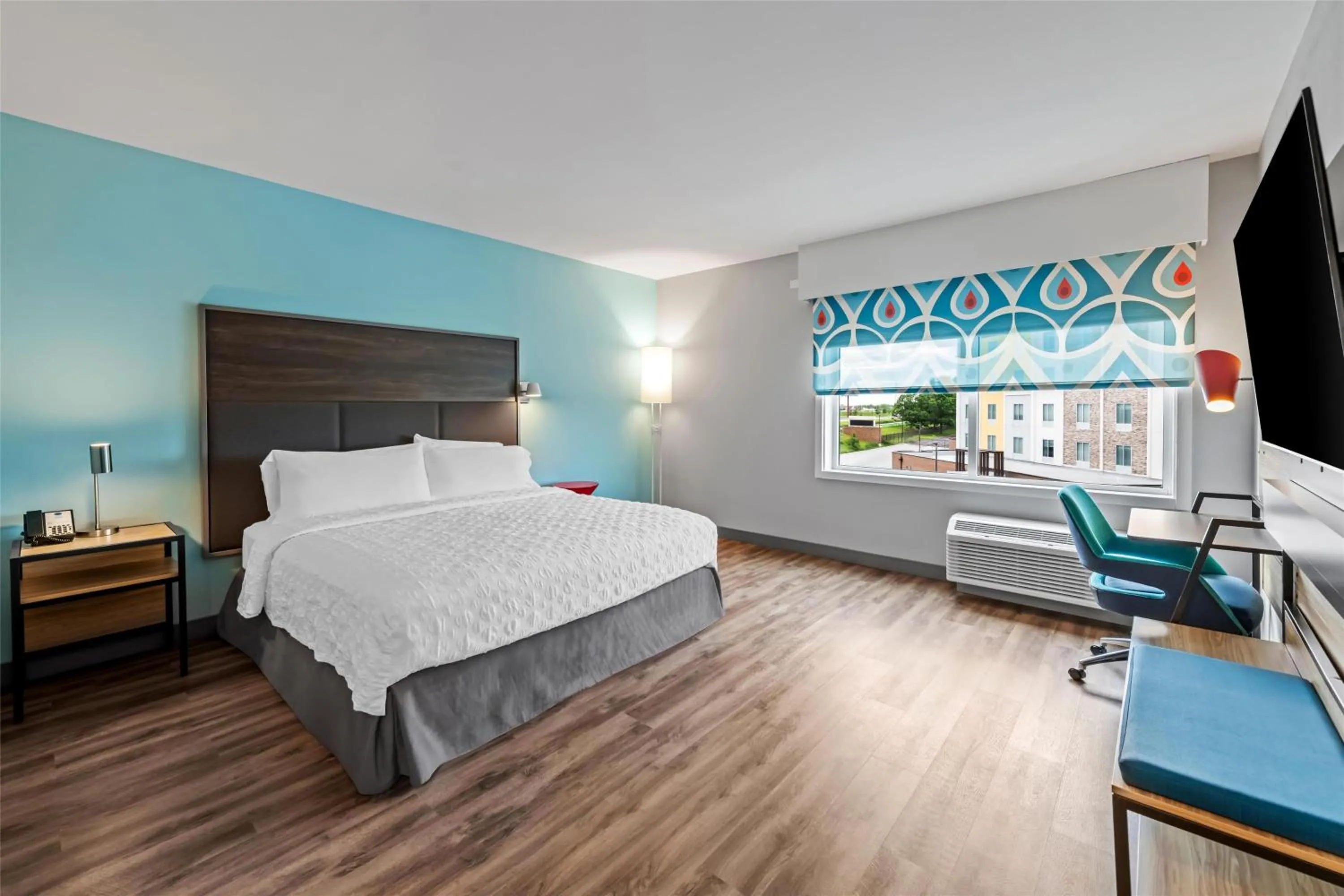 Bed in Tru By Hilton Kansas City Airport