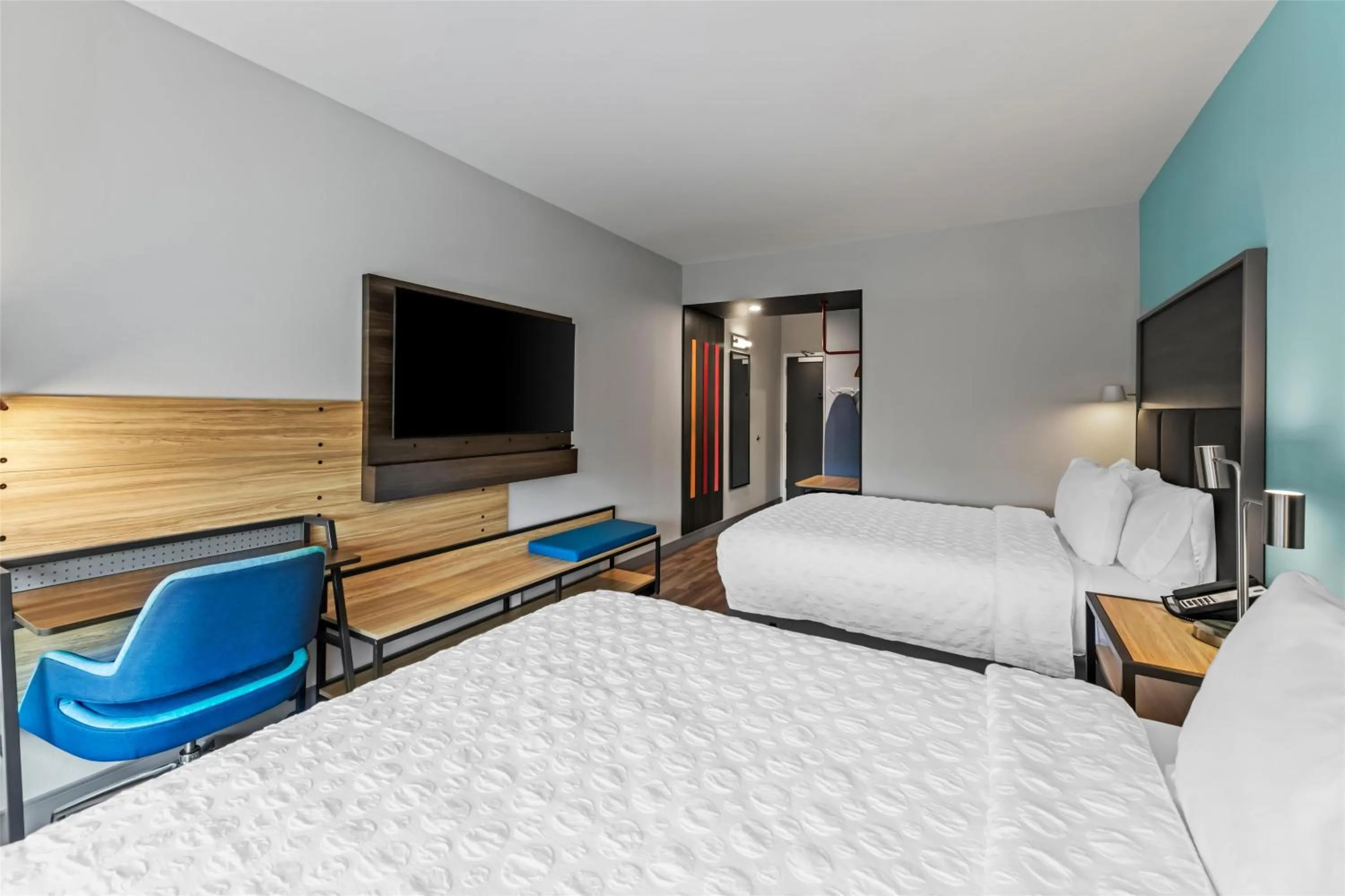 Bed in Tru By Hilton Kansas City Airport