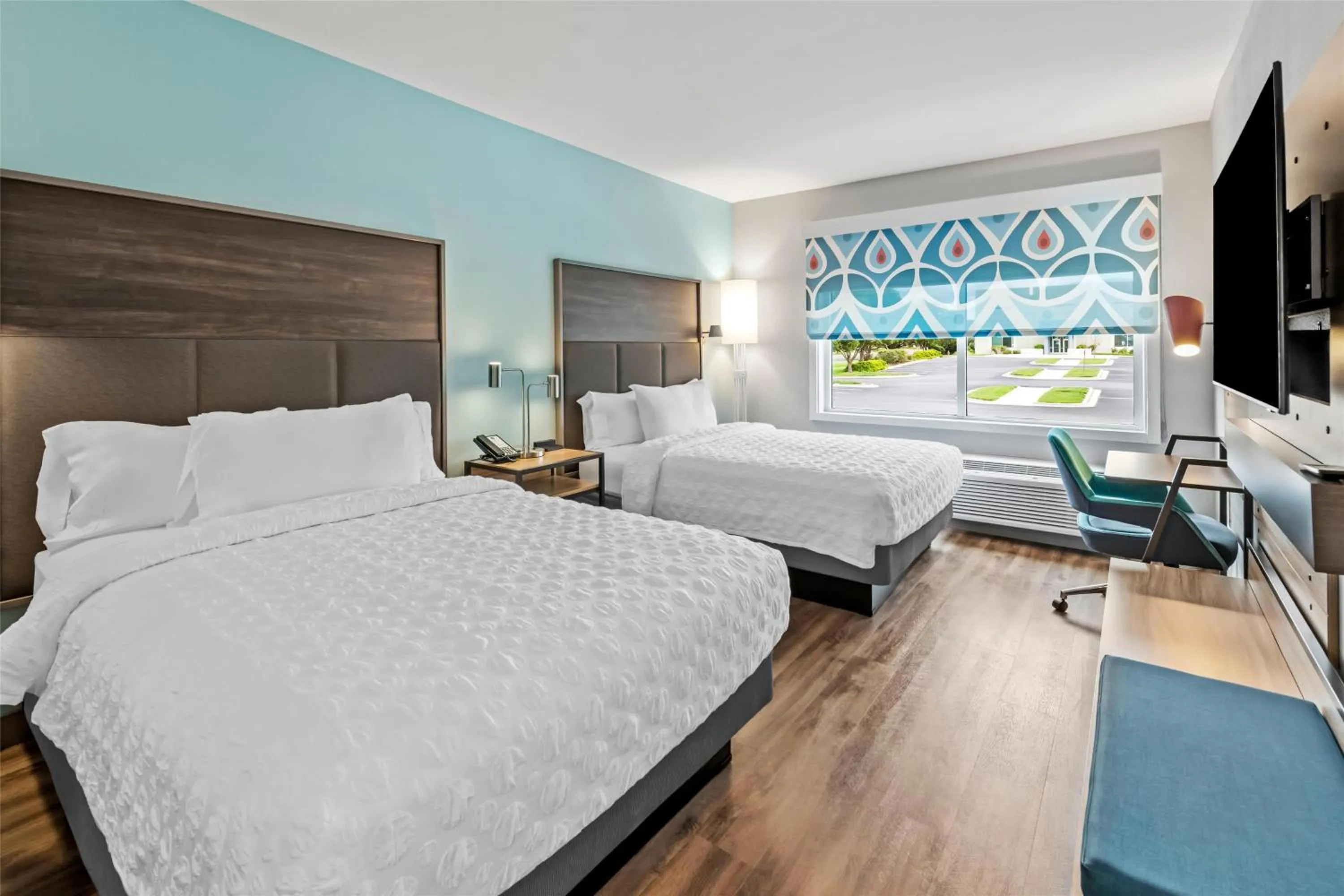 Bed in Tru By Hilton Kansas City Airport