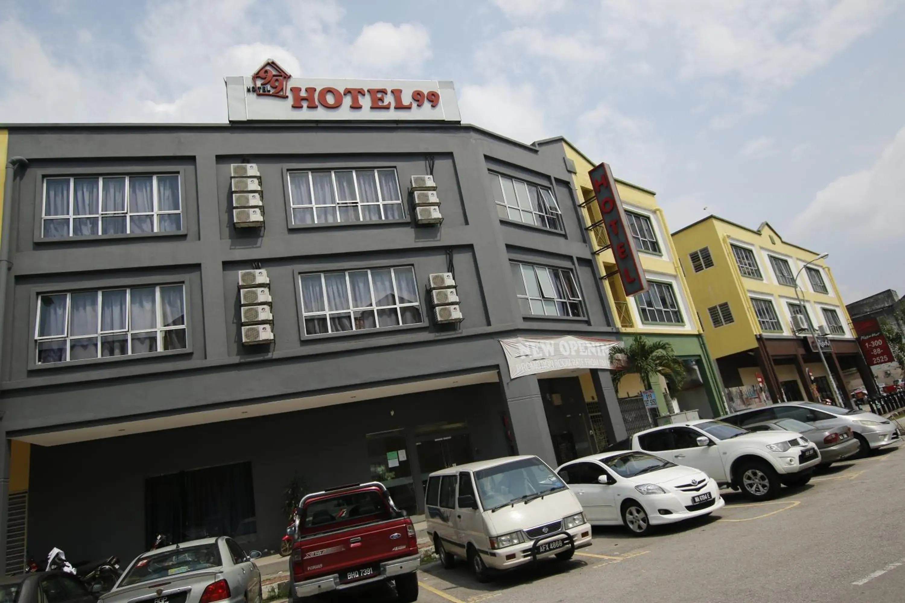 Facade/entrance in Hotel 99 Bandar Klang (Meru)