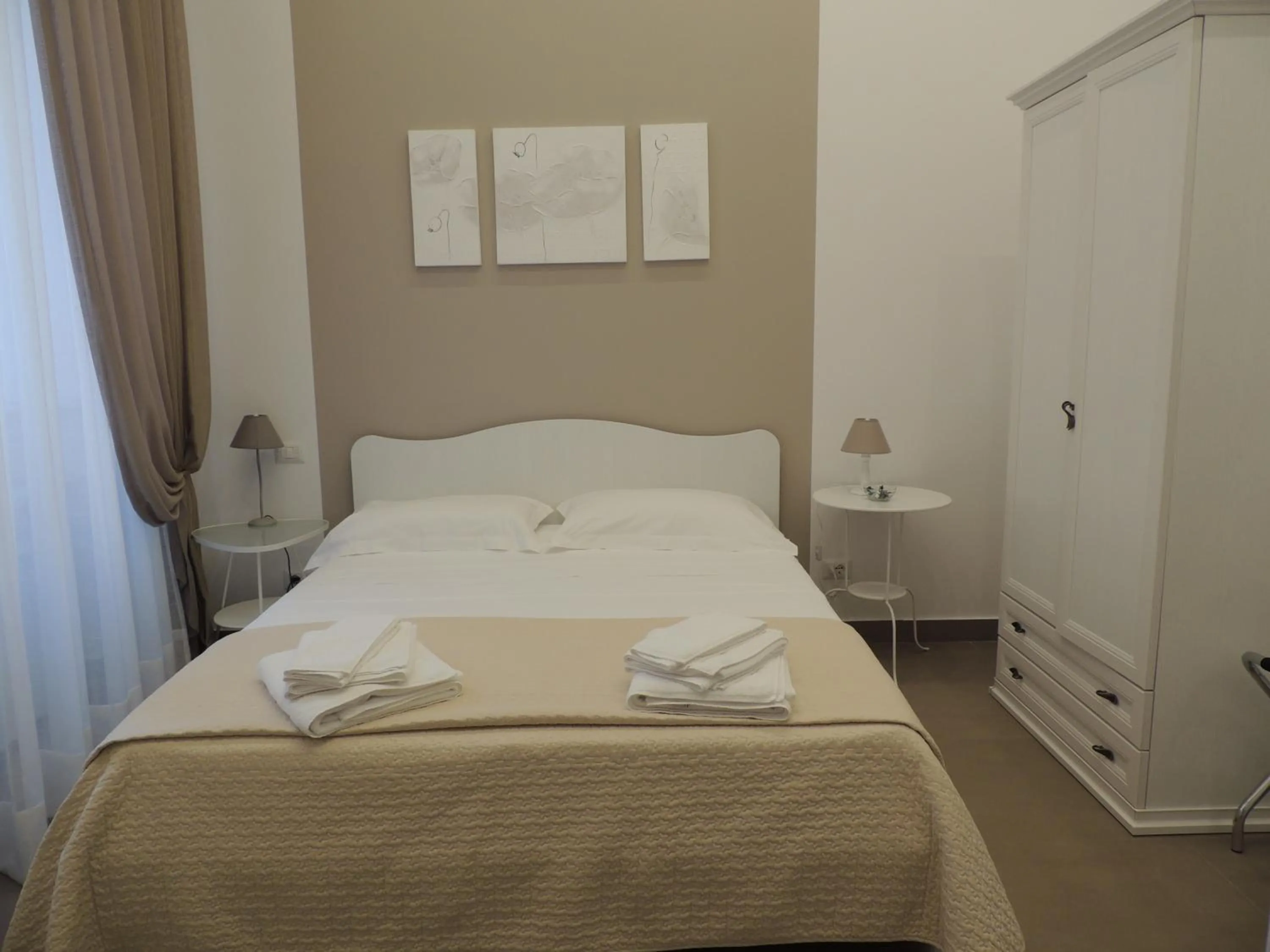 Photo of the whole room, Bed in La Baia Di Partenope