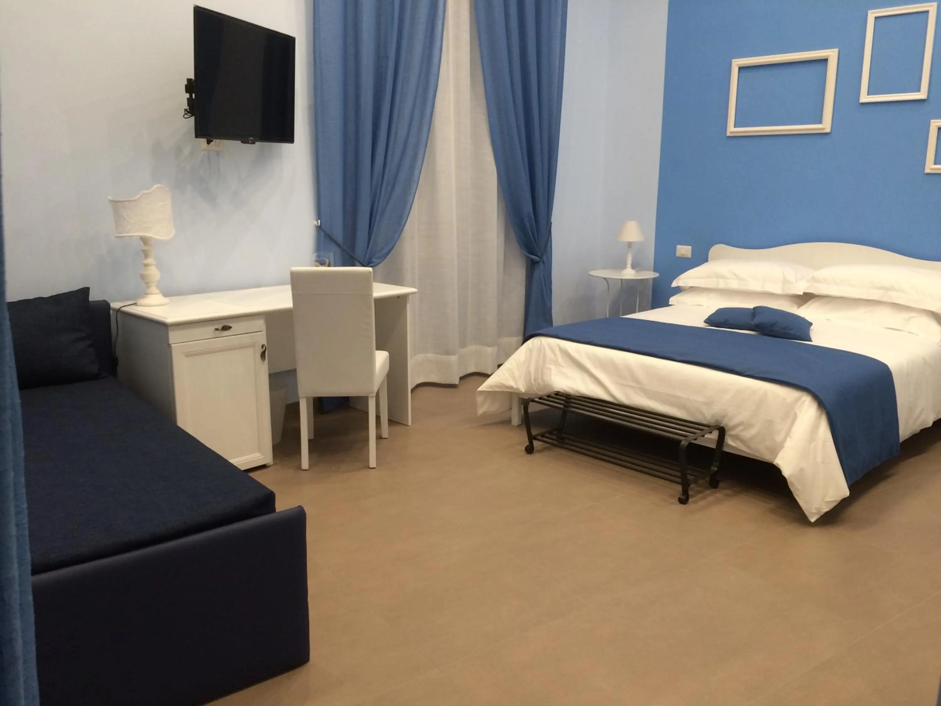 Photo of the whole room, Bed in La Baia Di Partenope