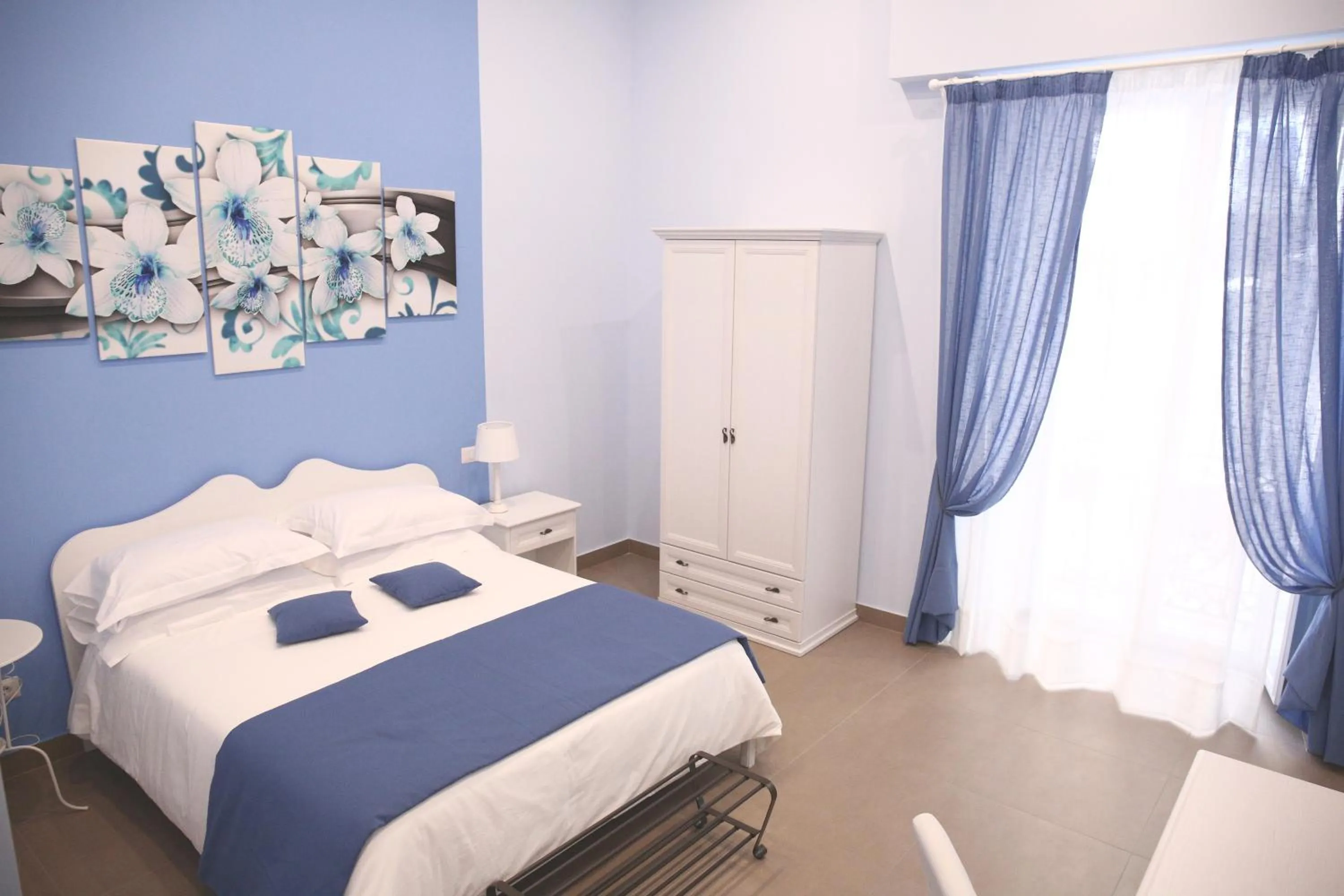 Photo of the whole room, Bed in La Baia Di Partenope
