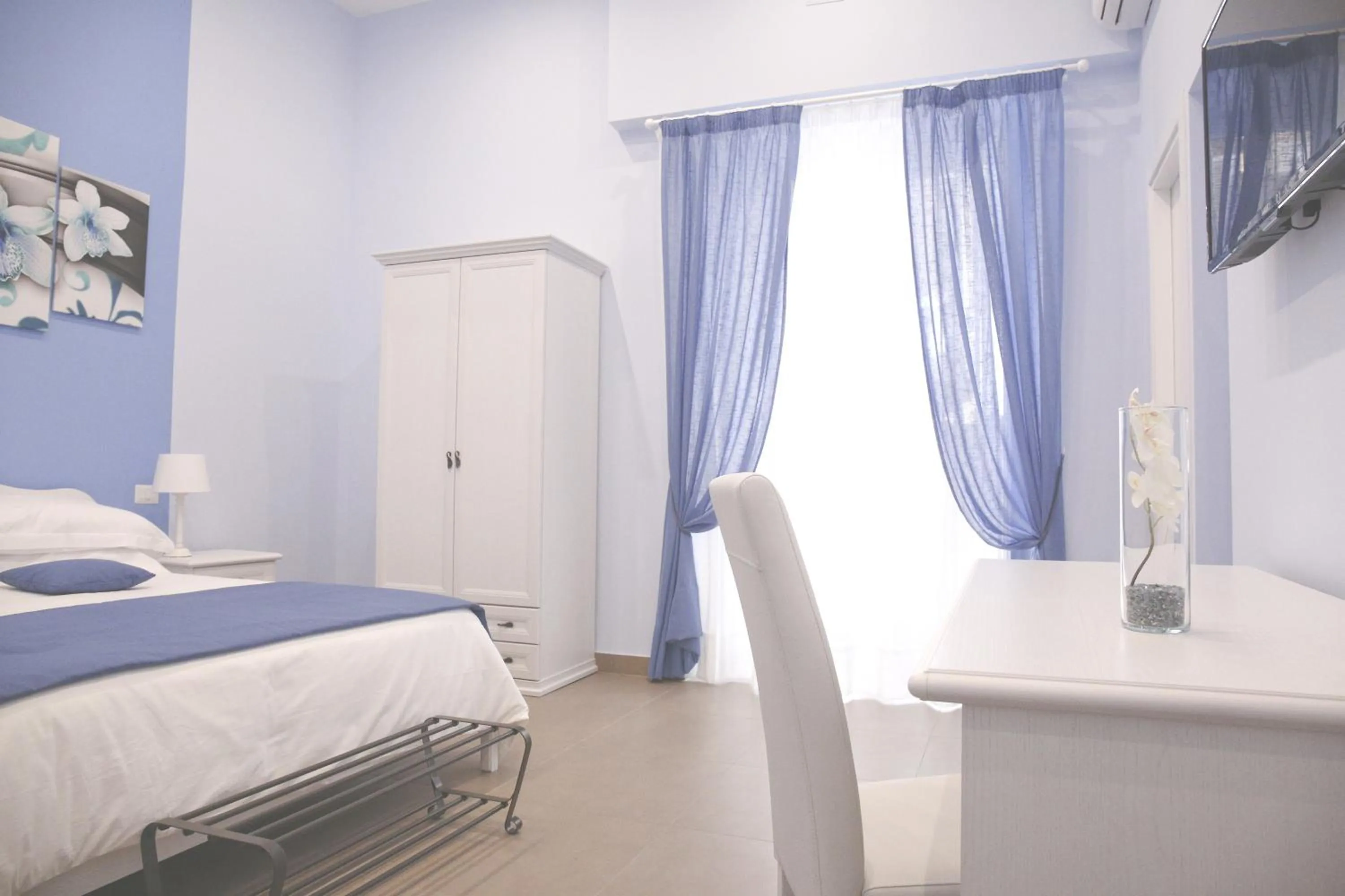 Photo of the whole room, Bed in La Baia Di Partenope