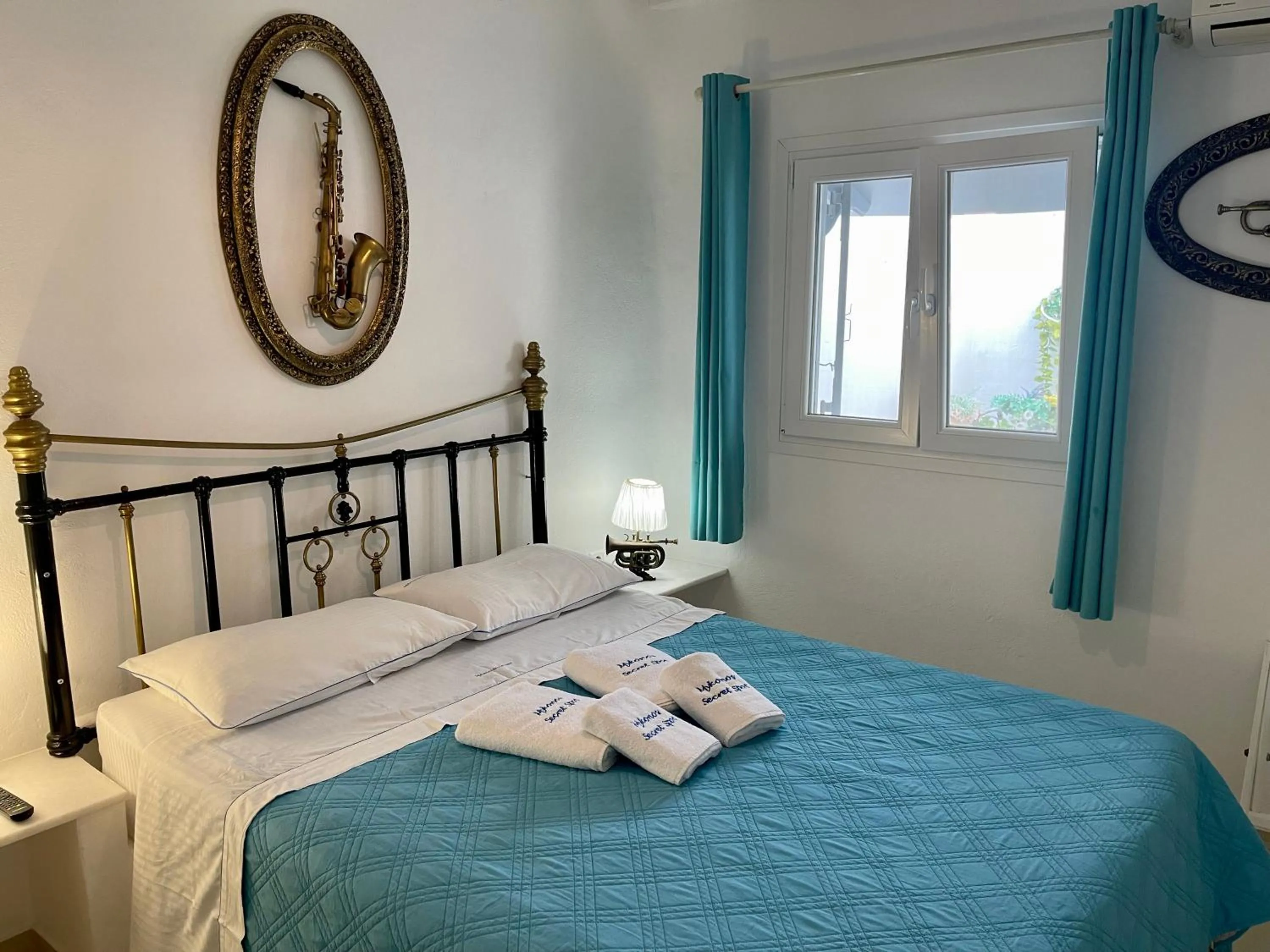 Bedroom, Bed in Mykonos Secret Spot