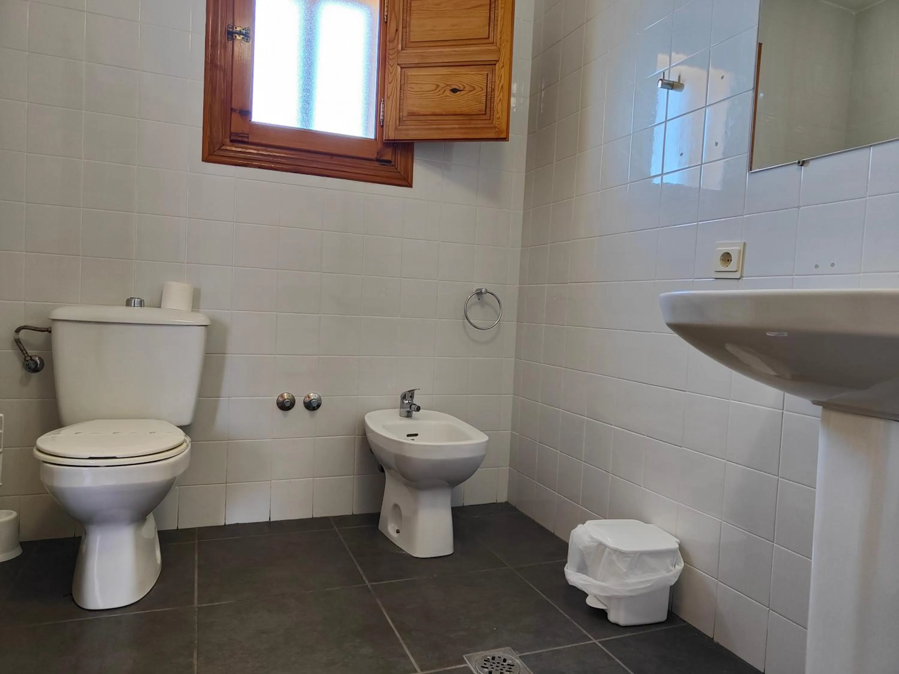 Toilet in Hotel Puerta de Javalambre