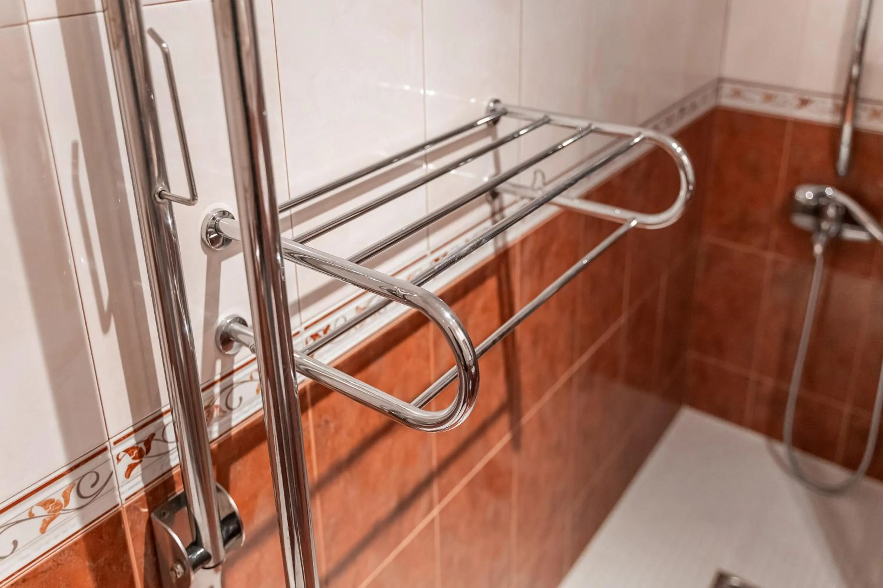 Shower in Hotel Puerta de Javalambre