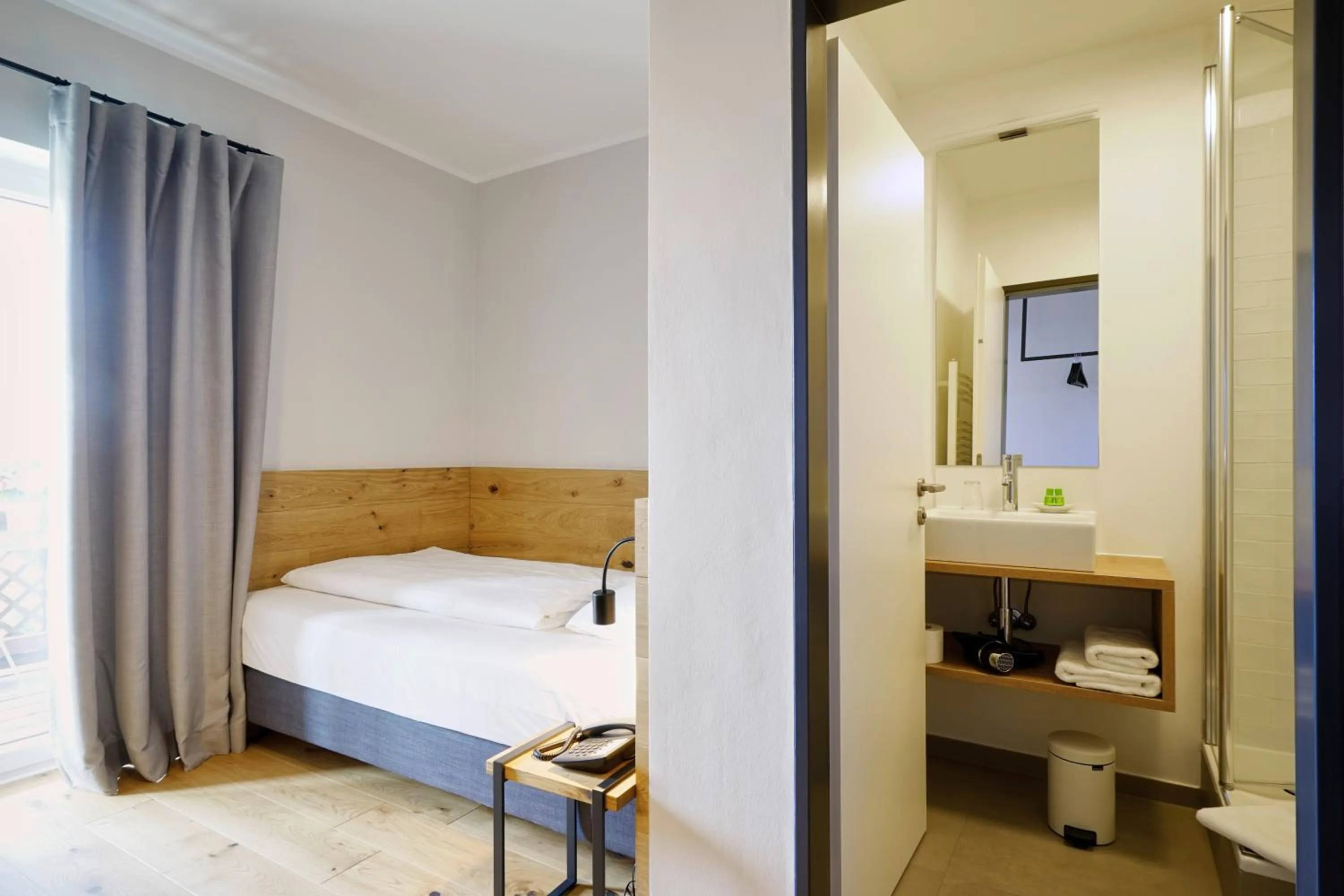 Photo of the whole room, Bed in Gasthof Neuwirt Unterföhring