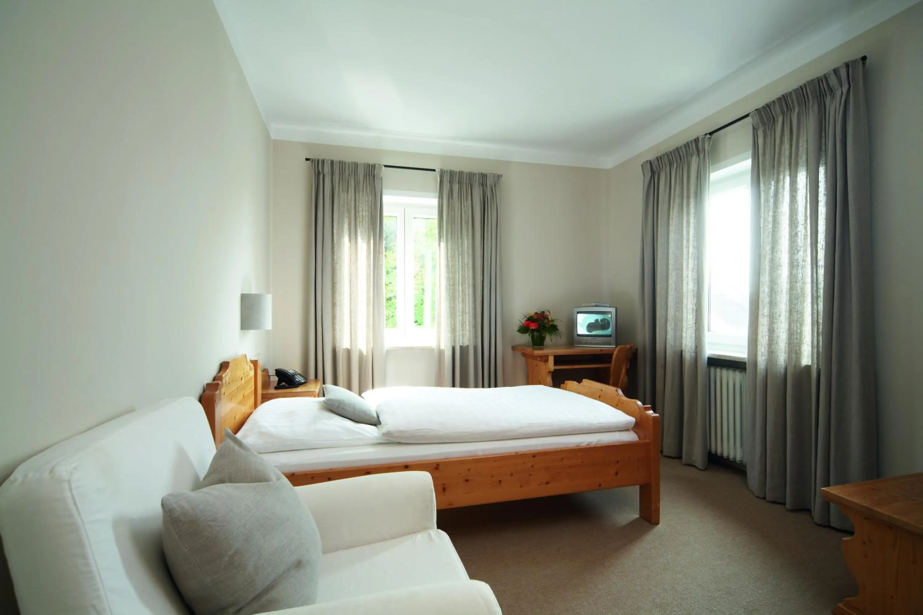 Bed in Gasthof Neuwirt Unterföhring