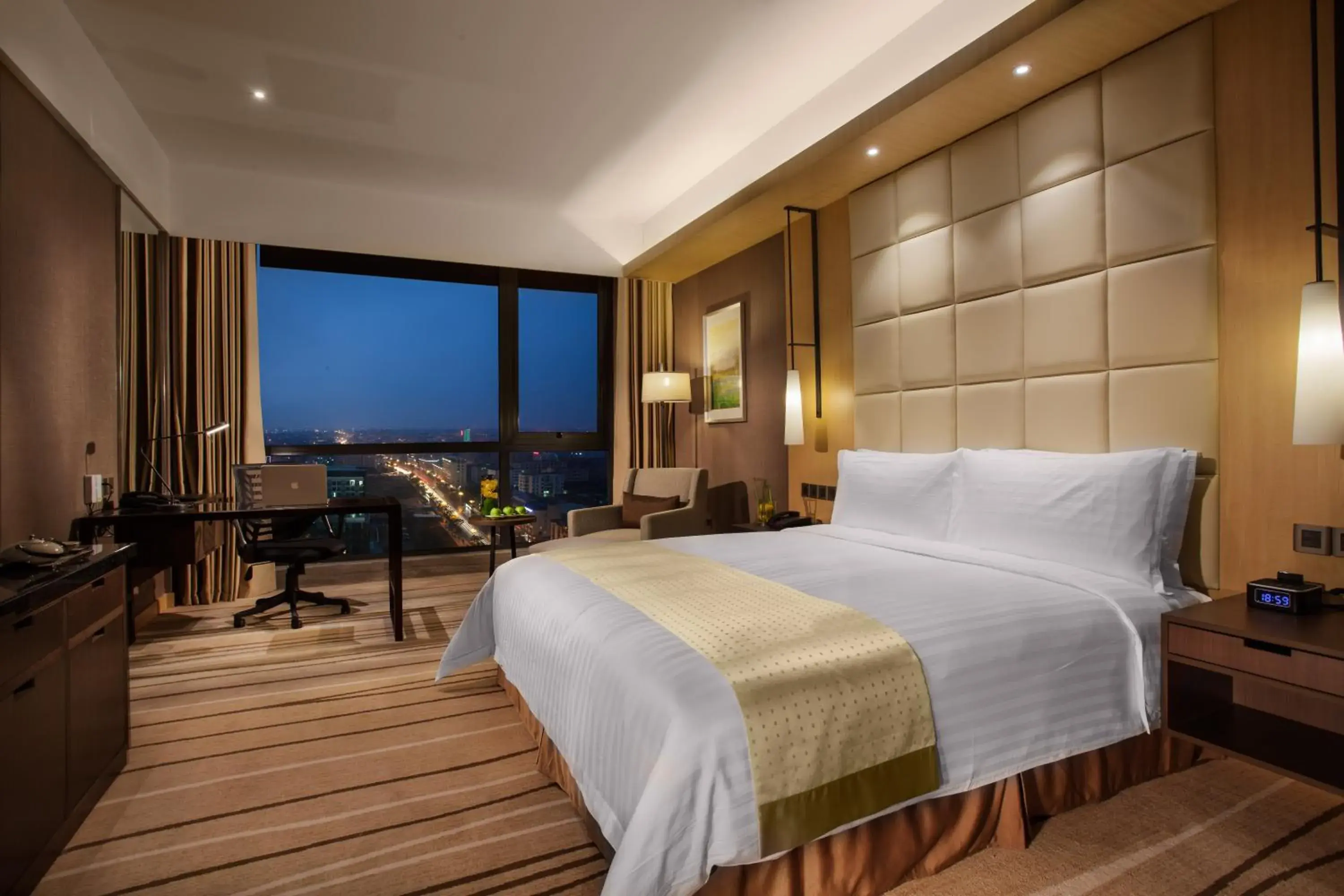 Standard King Room in Holiday Inn Putian Xiuyu by IHG Standard King Room in Holiday Inn Putian Xiuyu by IHG